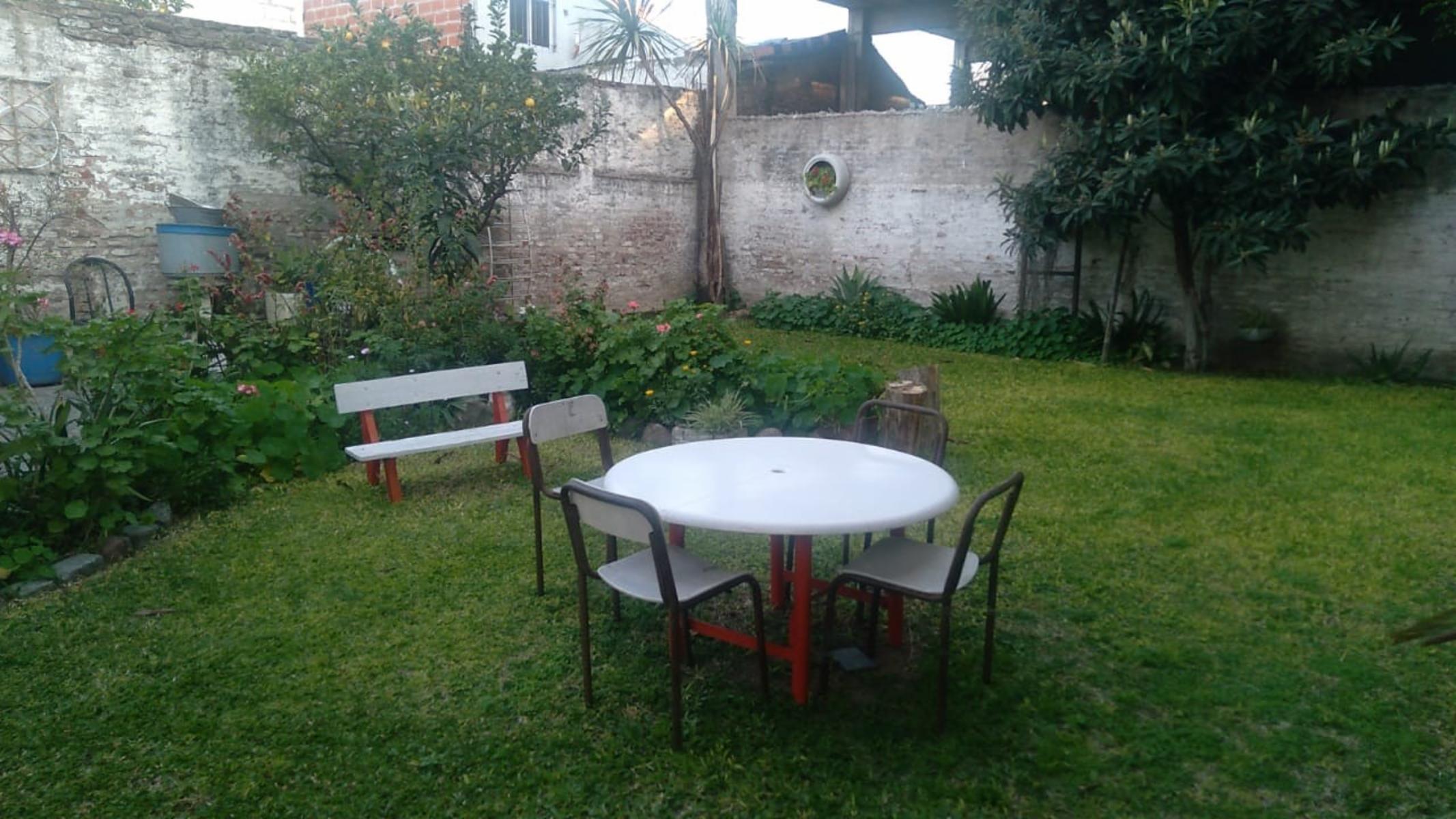 EXCELENTE PROPIEDAD 3 AMB c/ COCHERA y AMPLIO FONDO PARQUIZADO en SAN MARTIN PARA EXIGENTES — foto 2