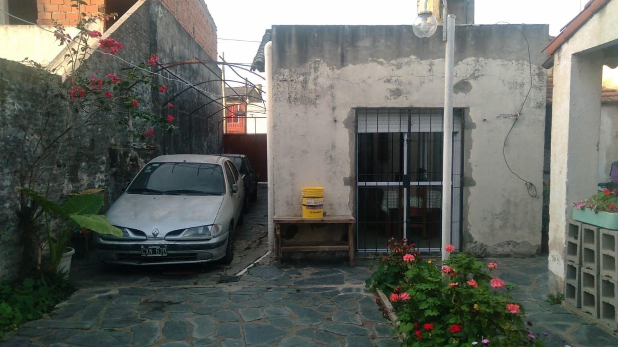 EXCELENTE PROPIEDAD 3 AMB c/ COCHERA y AMPLIO FONDO PARQUIZADO en SAN MARTIN PARA EXIGENTES — foto 3