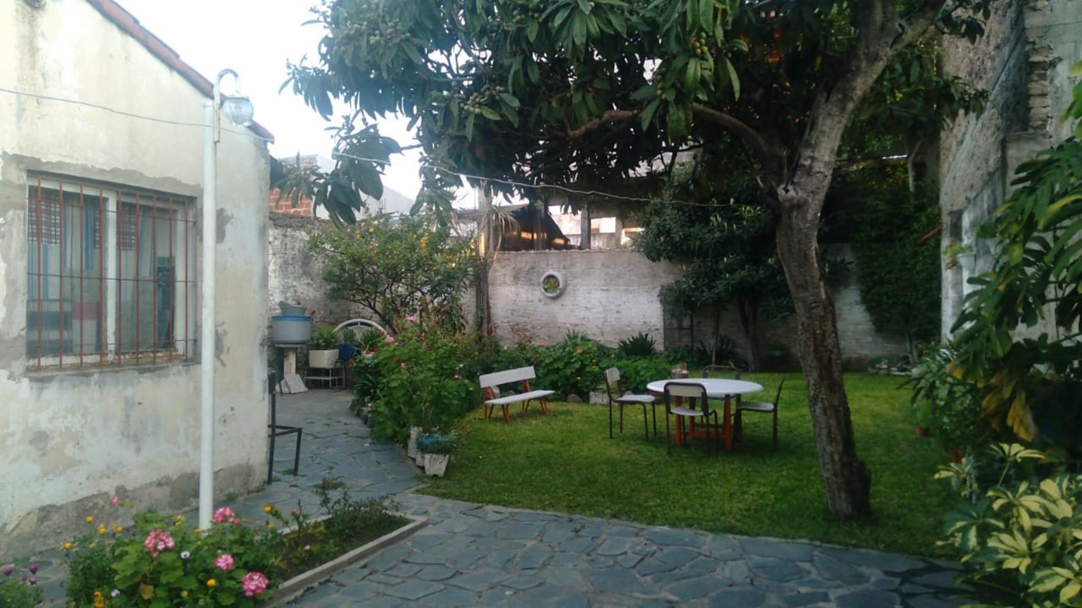 EXCELENTE PROPIEDAD 3 AMB c/ COCHERA y AMPLIO FONDO PARQUIZADO en SAN MARTIN PARA EXIGENTES — foto 4