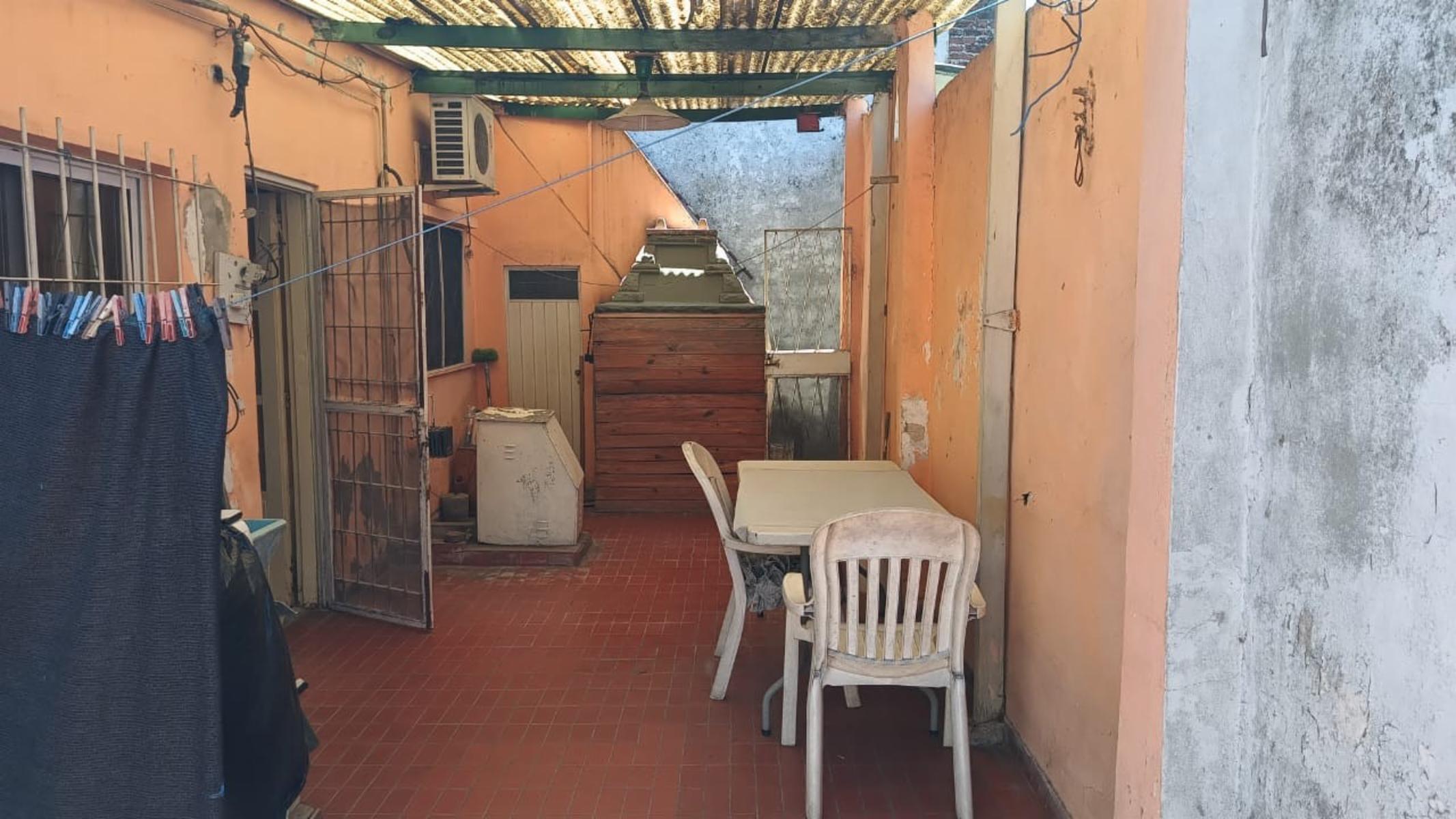 IMPECABLE CASA 3 AMB c/ COCHERA sobre CALLE PRINCIPAL y a Mts de una PLAZA en JOSE L SUAREZ