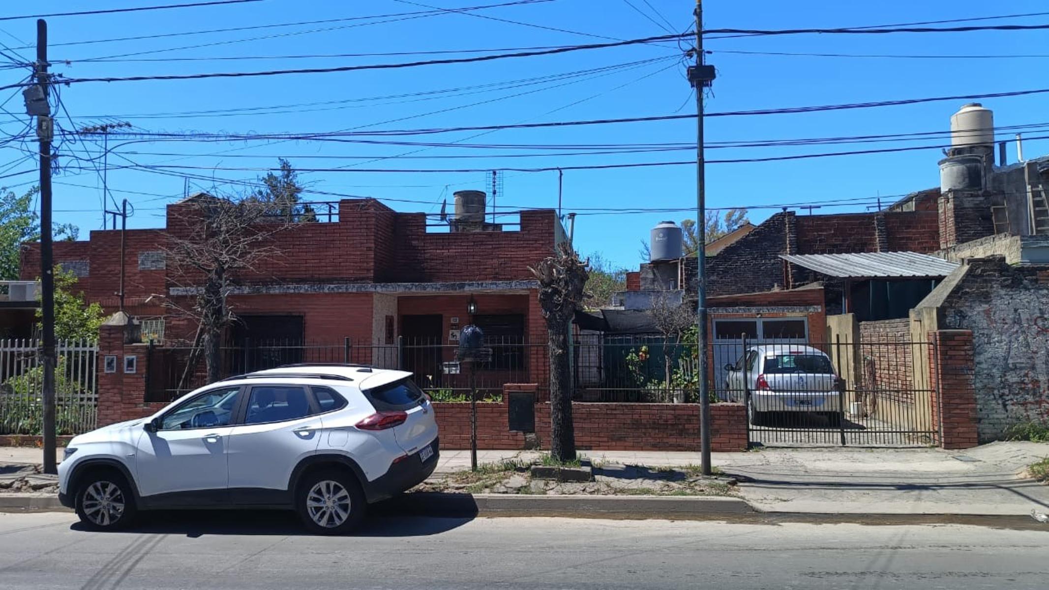 IMPECABLE CASA 3 AMB c/ COCHERA sobre CALLE PRINCIPAL y a Mts de una PLAZA en JOSE L SUAREZ — foto 2