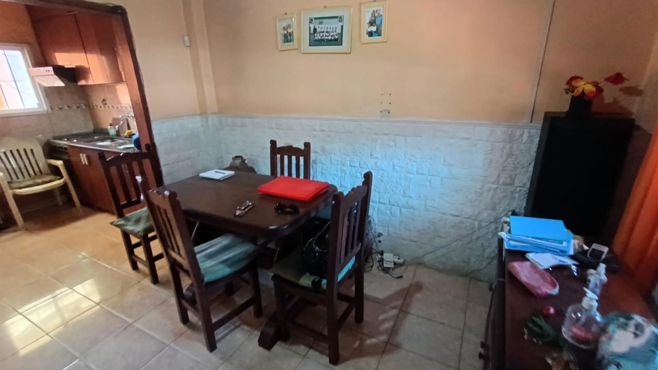 IMPECABLE CASA 3 AMB c/ COCHERA sobre CALLE PRINCIPAL y a Mts de una PLAZA en JOSE L SUAREZ — foto 3