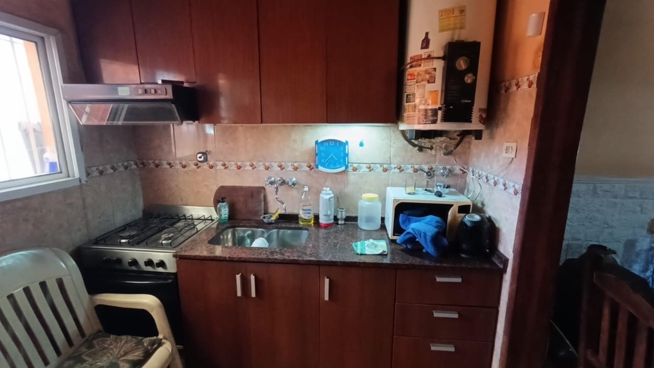 IMPECABLE CASA 3 AMB c/ COCHERA sobre CALLE PRINCIPAL y a Mts de una PLAZA en JOSE L SUAREZ — foto 4