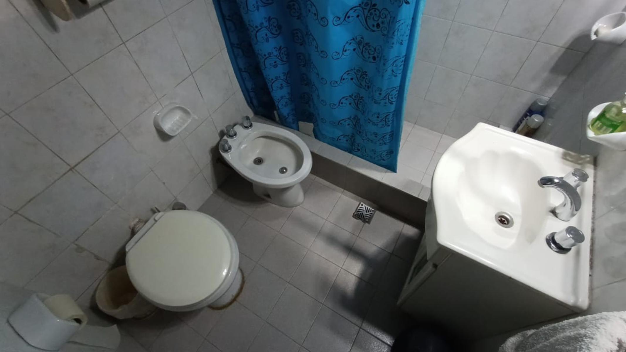 IMPECABLE CASA 3 AMB c/ COCHERA sobre CALLE PRINCIPAL y a Mts de una PLAZA en JOSE L SUAREZ — foto 7