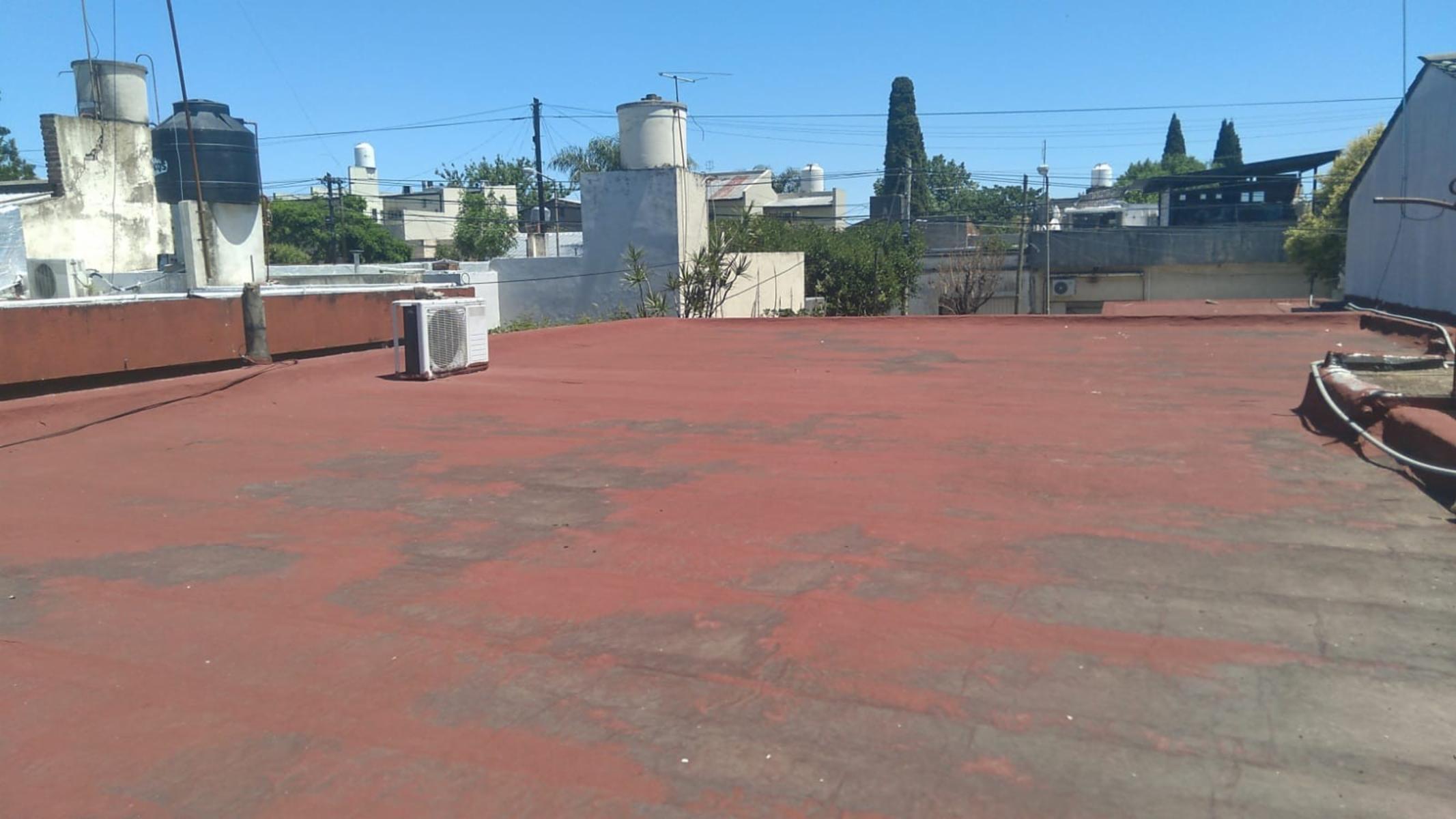 EXCELOENTE CASA 3/4 AMB c/ GARAGE y AMPLISIM,O ESPACIO LIBRE en VILLA BALLESTER, pxmo Avenidas y Ruta 8 -METROBUS-. — foto 2