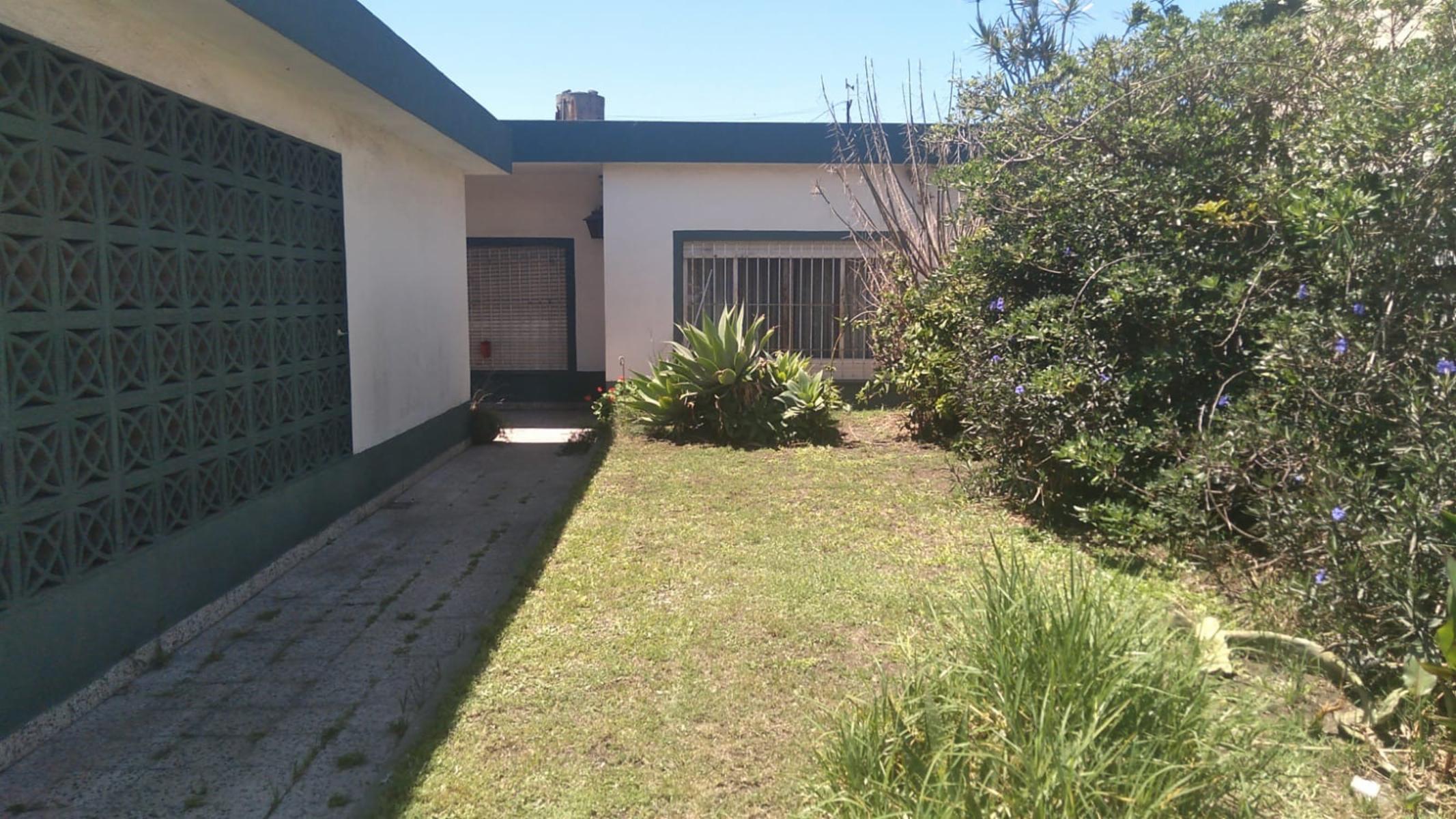 EXCELOENTE CASA 3/4 AMB c/ GARAGE y AMPLISIM,O ESPACIO LIBRE en VILLA BALLESTER, pxmo Avenidas y Ruta 8 -METROBUS-. — foto 4