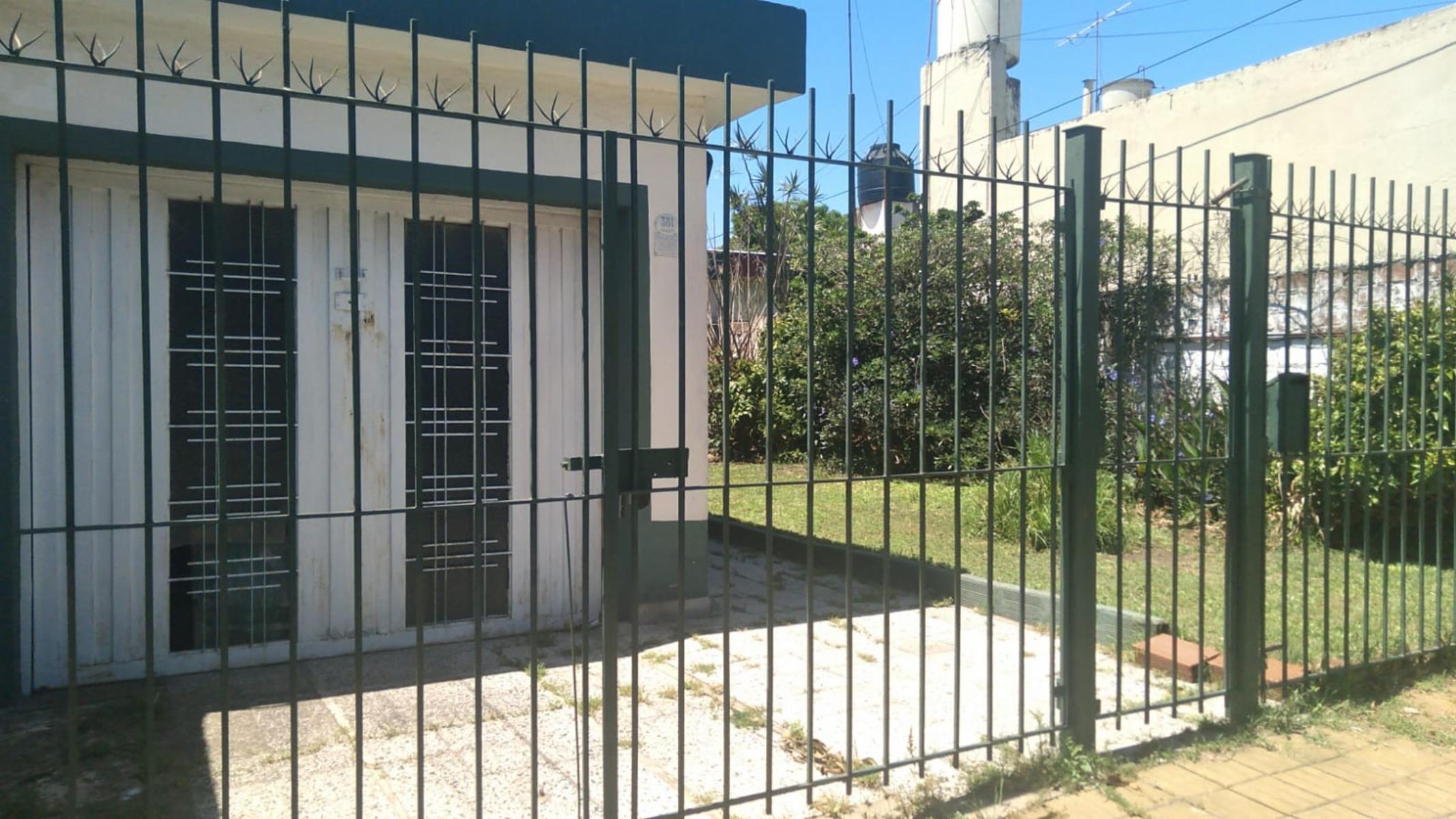 EXCELOENTE CASA 3/4 AMB c/ GARAGE y AMPLISIM,O ESPACIO LIBRE en VILLA BALLESTER, pxmo Avenidas y Ruta 8 -METROBUS-. — foto 5