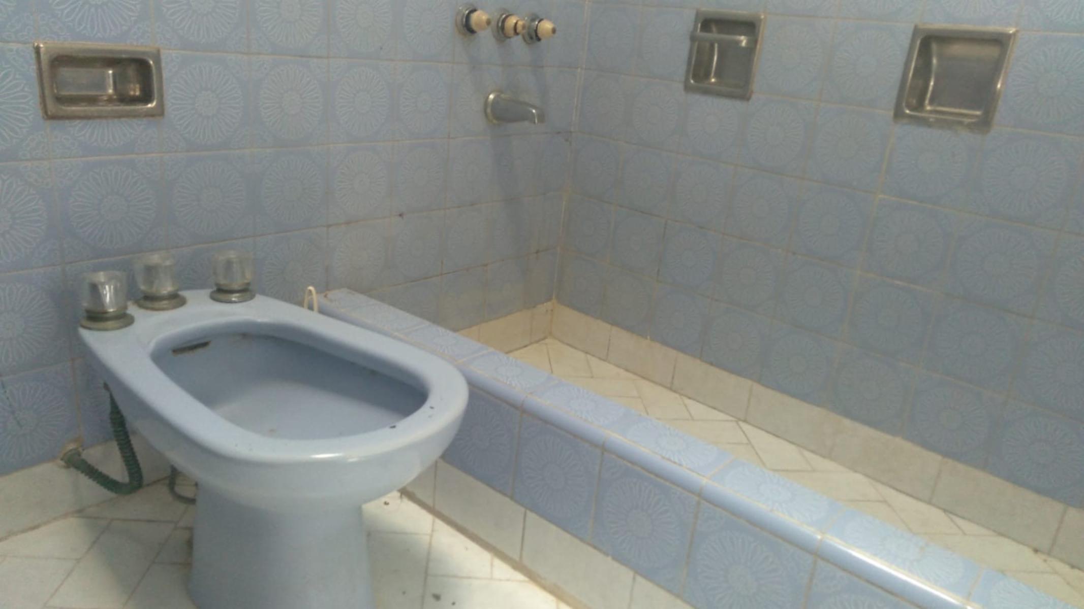 EXCELOENTE CASA 3/4 AMB c/ GARAGE y AMPLISIM,O ESPACIO LIBRE en VILLA BALLESTER, pxmo Avenidas y Ruta 8 -METROBUS-. — foto 6