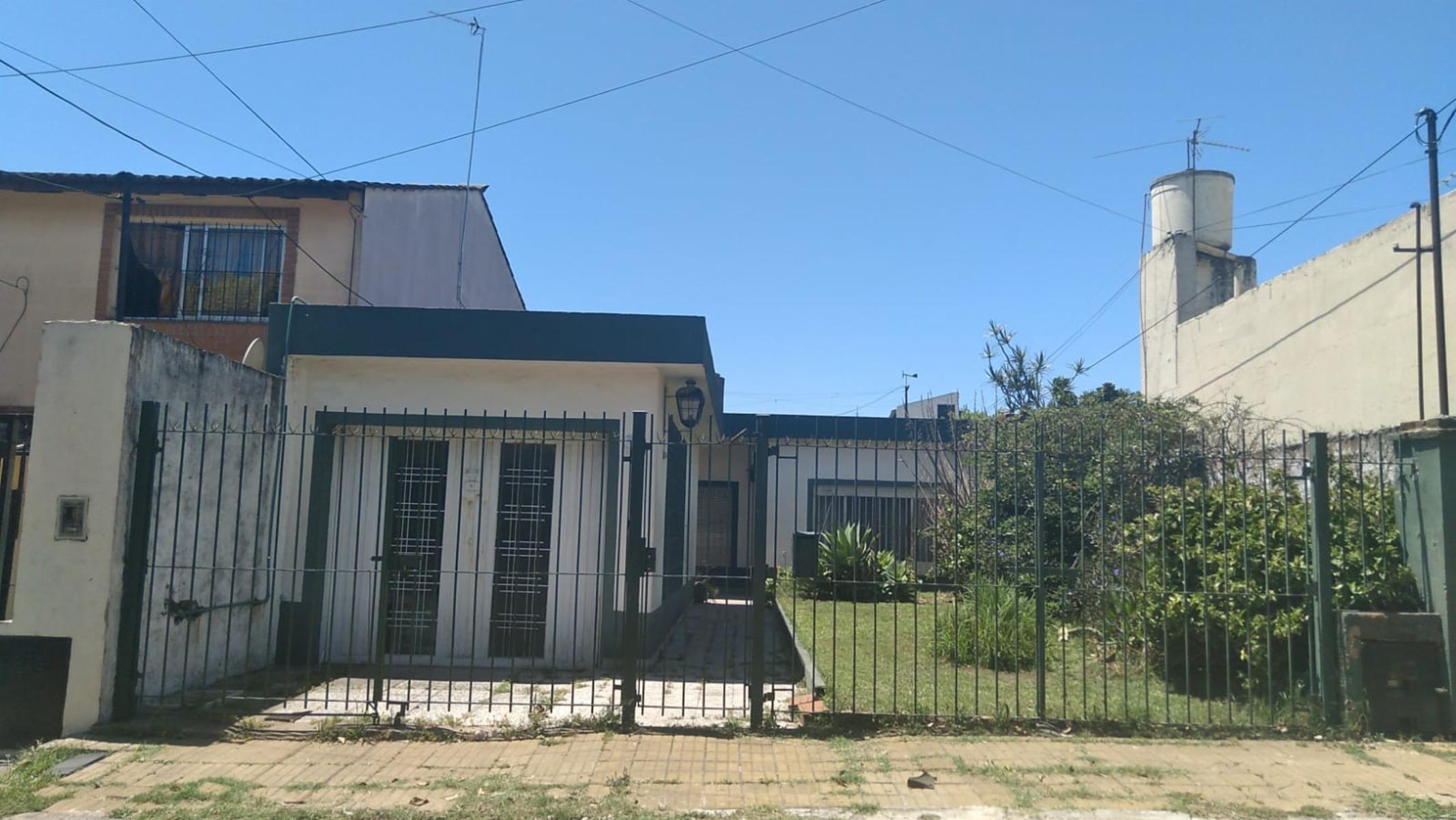 EXCELOENTE CASA 3/4 AMB c/ GARAGE y AMPLISIM,O ESPACIO LIBRE en VILLA BALLESTER, pxmo Avenidas y Ruta 8 -METROBUS-. — foto 9