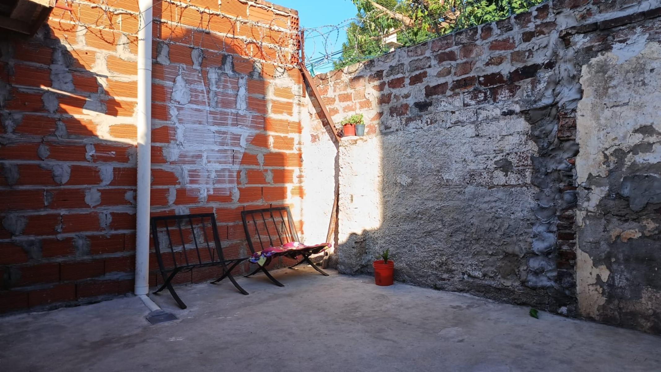 EXCELENTE Y AMPLIO PH TIPO CASA C/ COCHERAS en BILLINGHURTS, PXMO PLAZA E IMPORTANTES AVENIDAS — foto 4