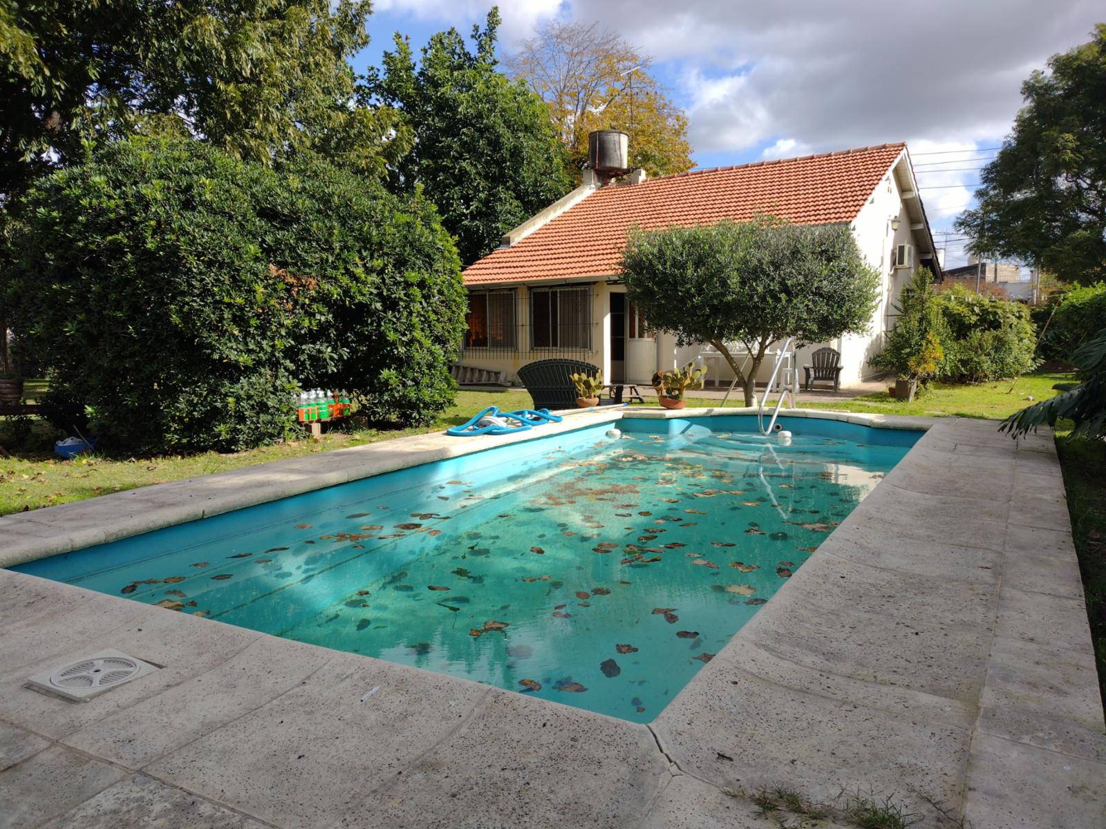 Chalet 3 amb + depto y locales sobre 2300mt2