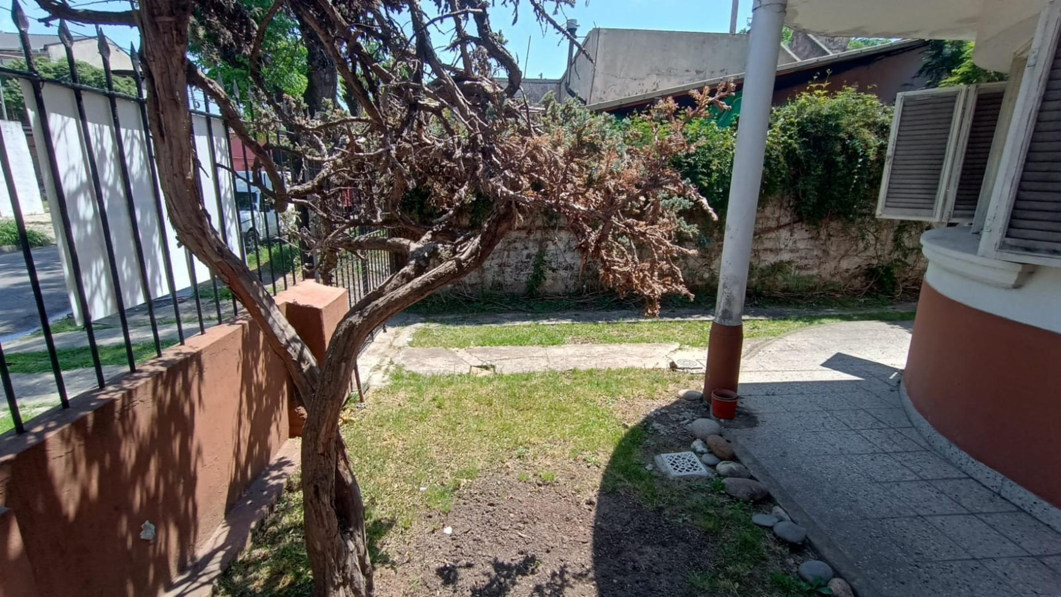 RELEVANTE CASA 4 AMB, (142 Mts2) S/ LOTE 250 Mts2 con COCHERA Y FDO LIBRE en VILLA BONICH — foto 2