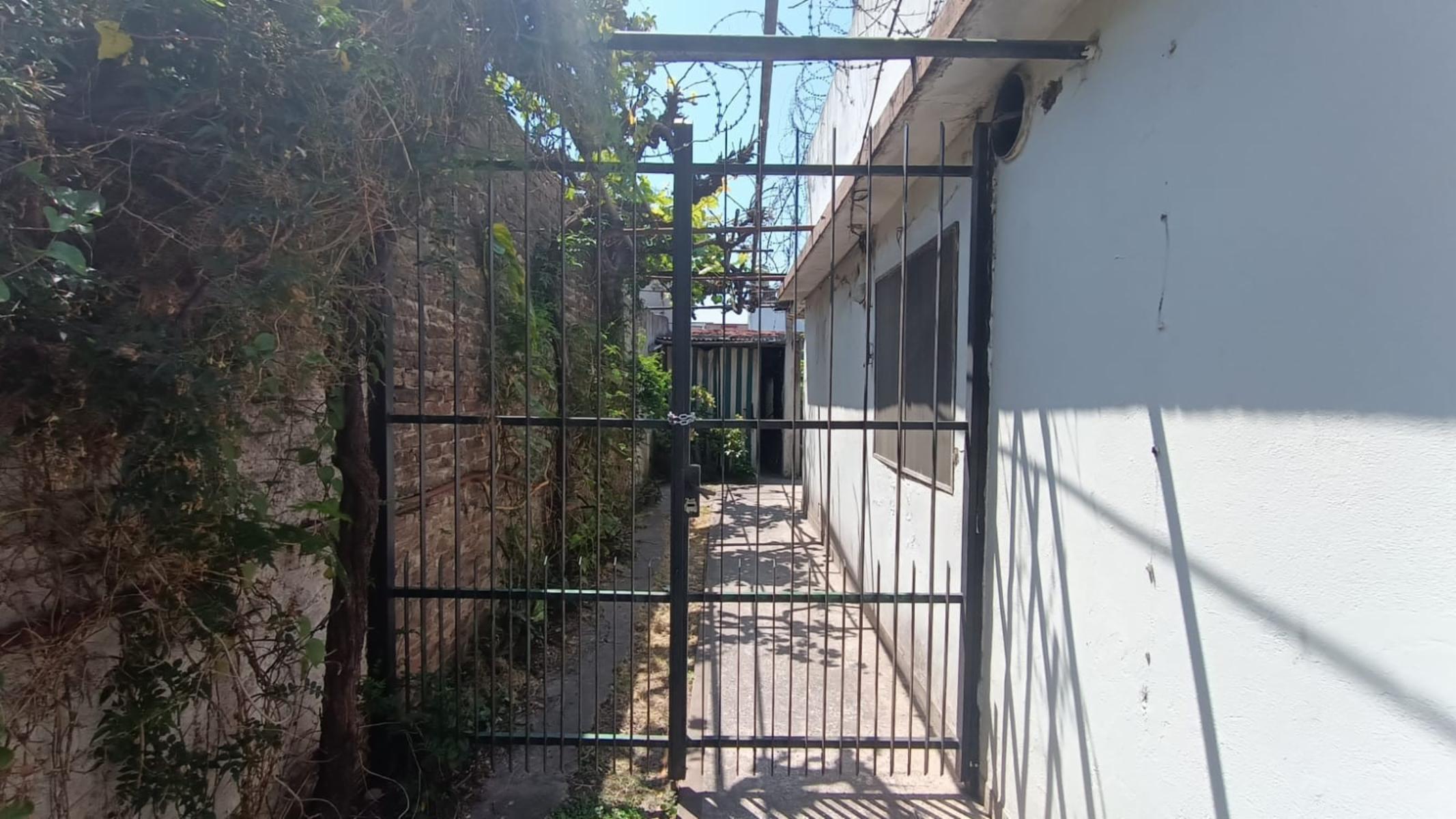 RELEVANTE CASA 4 AMB, (142 Mts2) S/ LOTE 250 Mts2 con COCHERA Y FDO LIBRE en VILLA BONICH — foto 5