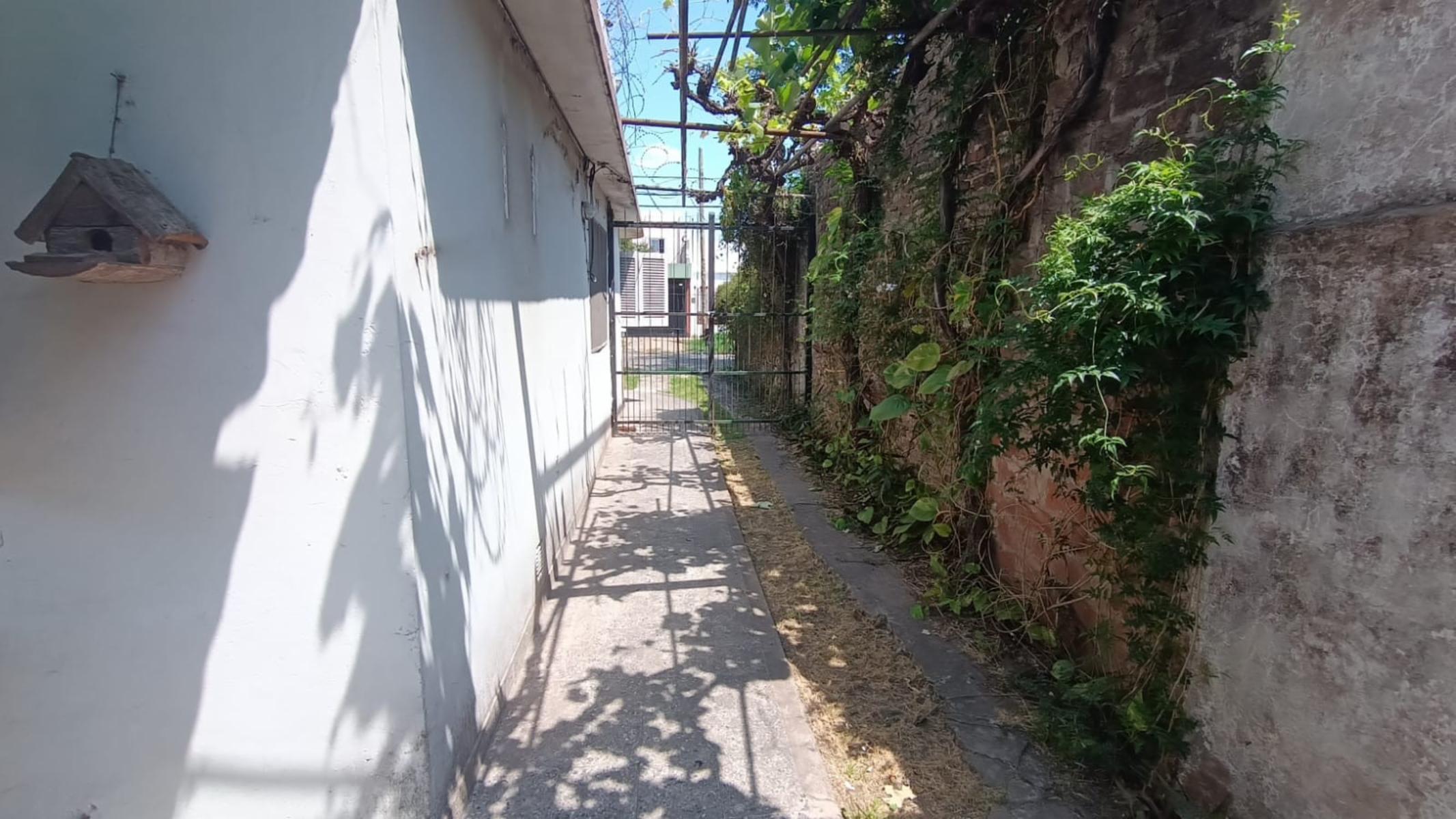 RELEVANTE CASA 4 AMB, (142 Mts2) S/ LOTE 250 Mts2 con COCHERA Y FDO LIBRE en VILLA BONICH — foto 7