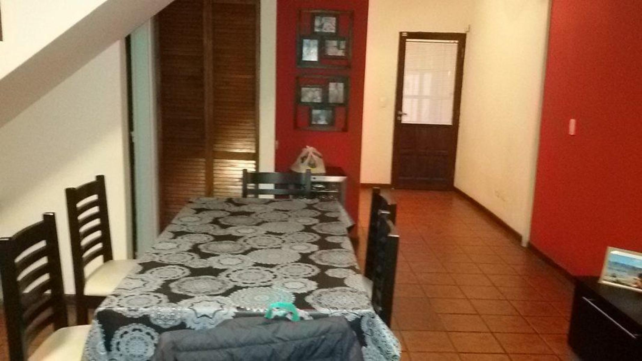 EXCELENTE TRÍPLEX CON AMPLIO FONDO LIBRE — foto 2