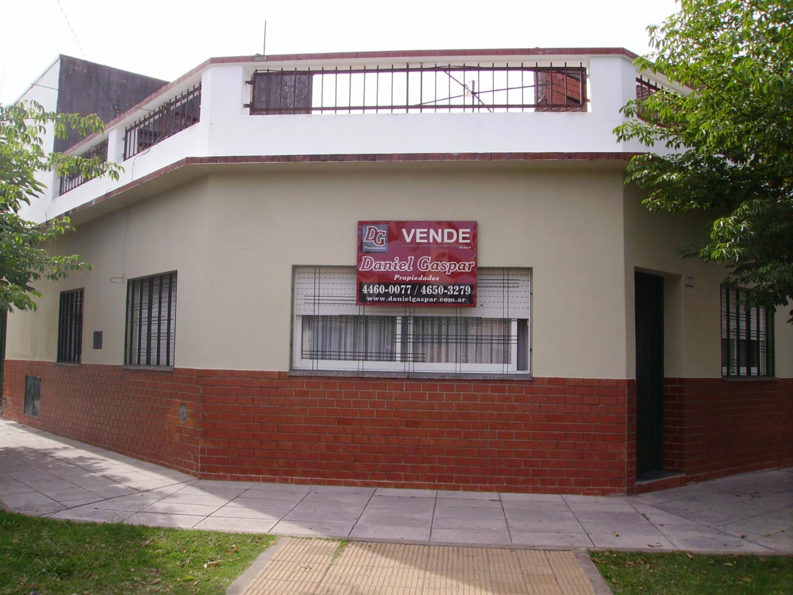SE ACEPTA PERMUTA EXCELENTE ESQUINA - CASA DE 3 AMBIENTES (MUY BUENA) Y DEPTO. 3 AMBIENTES (A Terminar)