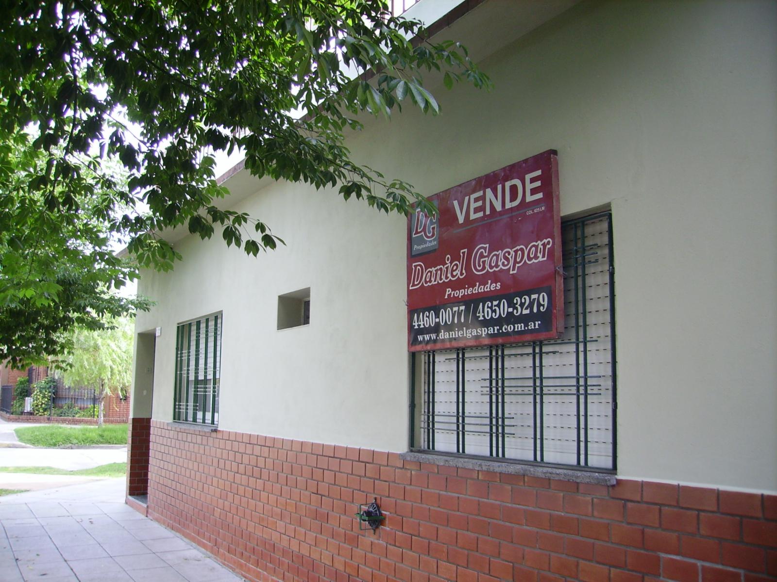 SE ACEPTA PERMUTA EXCELENTE ESQUINA - CASA DE 3 AMBIENTES (MUY BUENA) Y DEPTO. 3 AMBIENTES (A Terminar) — foto 2