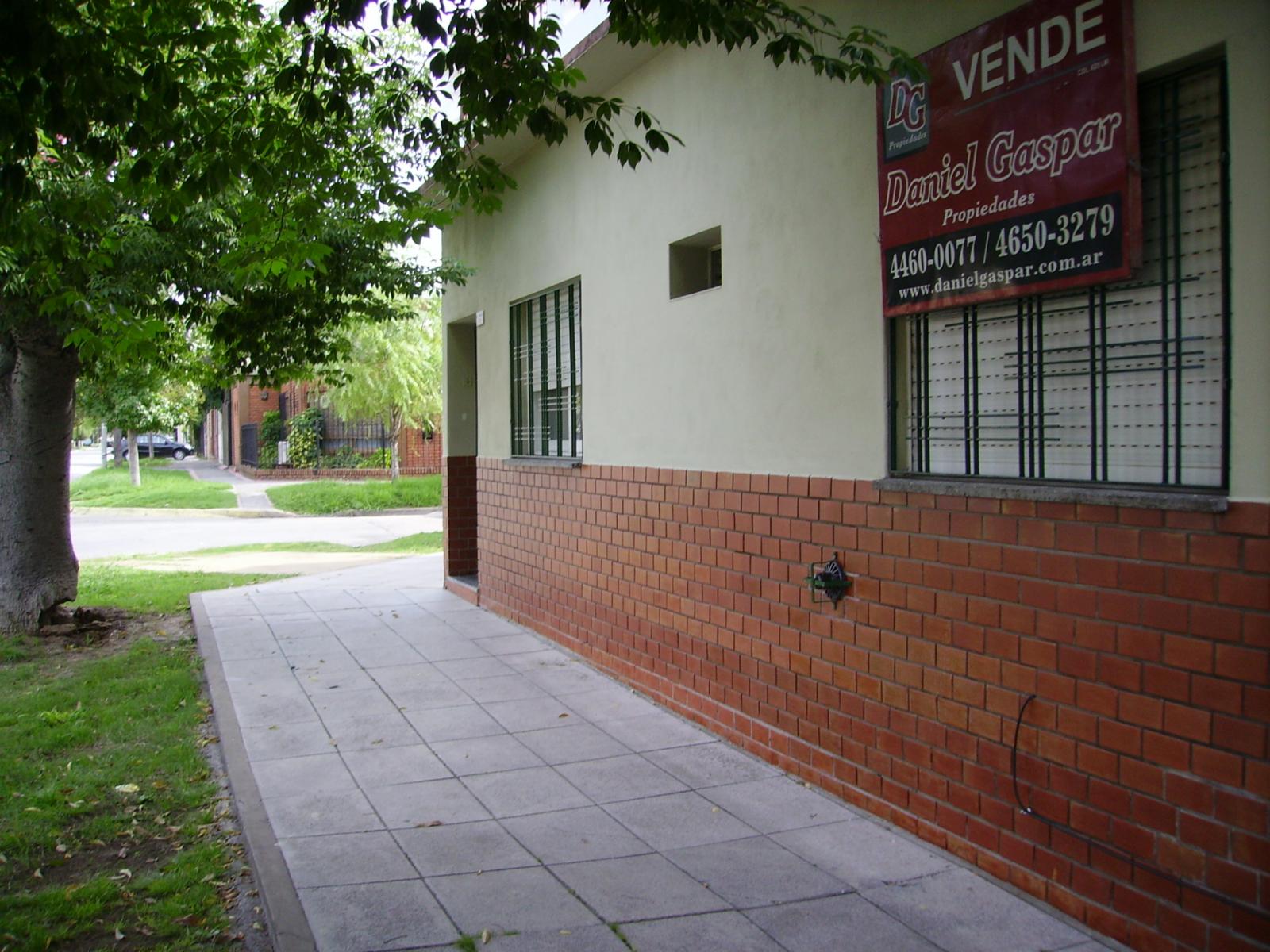 SE ACEPTA PERMUTA EXCELENTE ESQUINA - CASA DE 3 AMBIENTES (MUY BUENA) Y DEPTO. 3 AMBIENTES (A Terminar) — foto 3