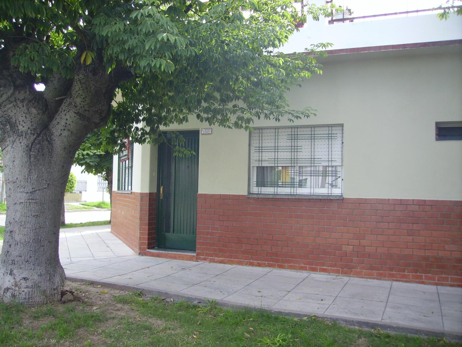 SE ACEPTA PERMUTA EXCELENTE ESQUINA - CASA DE 3 AMBIENTES (MUY BUENA) Y DEPTO. 3 AMBIENTES (A Terminar) — foto 4