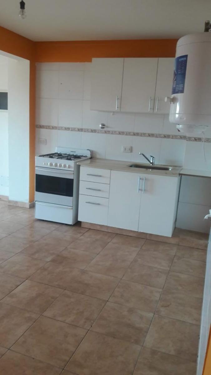 VENTA DPTO. 2 AMBIENTES - 42 m2. aprox. AMPLIO Y LUMINOSO - C/ COCHERA / — foto 2
