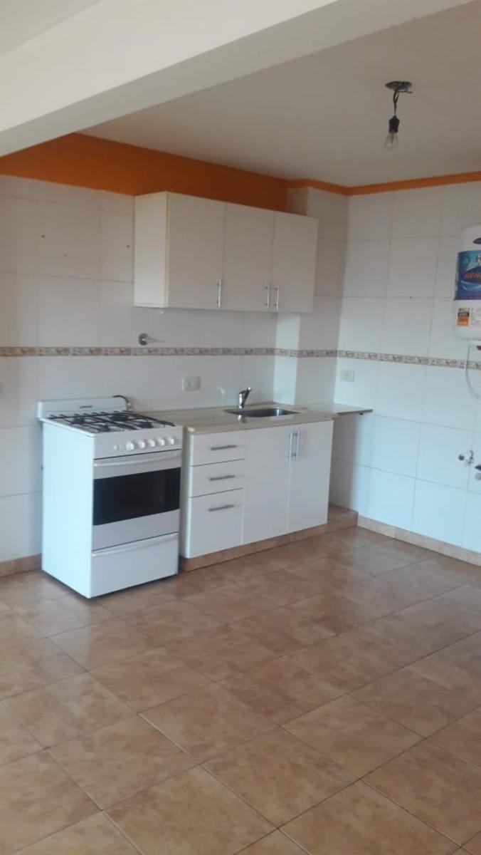 VENTA DPTO. 2 AMBIENTES - 42 m2. aprox. AMPLIO Y LUMINOSO - C/ COCHERA / — foto 3