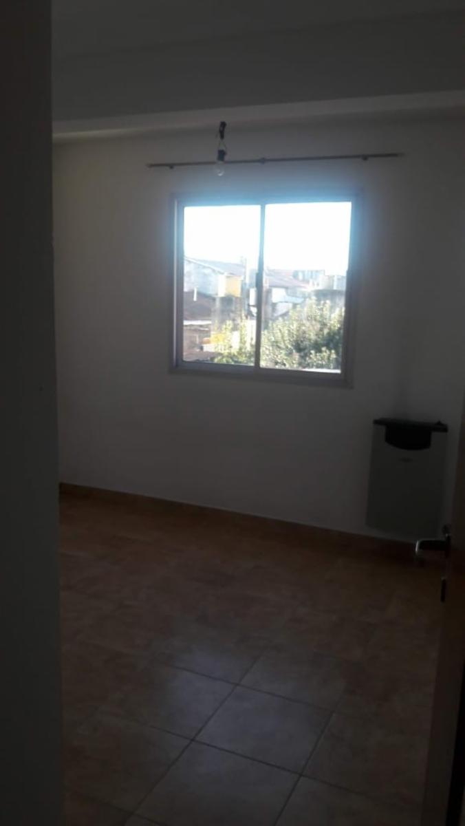 VENTA DPTO. 2 AMBIENTES - 42 m2. aprox. AMPLIO Y LUMINOSO - C/ COCHERA / — foto 4