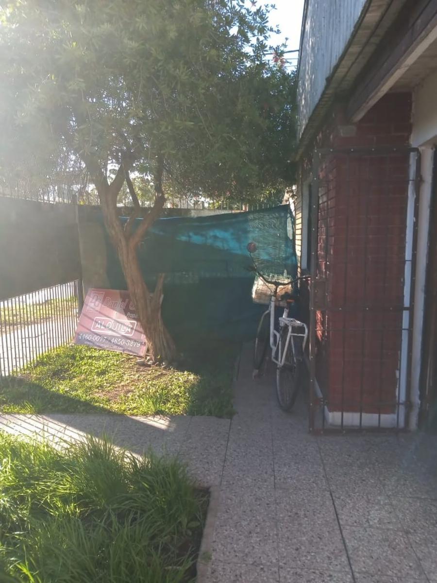 ALQUILER CASA 3 AMBIENTES - C/ENTRADA DE AUTO CUBIERTO - COCINA COMEDOR DIARIO - BAÑO COMPLETO - 2 DORMITORIOS - UNO CON PLACARD EMPOTRADO - JARDIN AL FRENTE. - 5