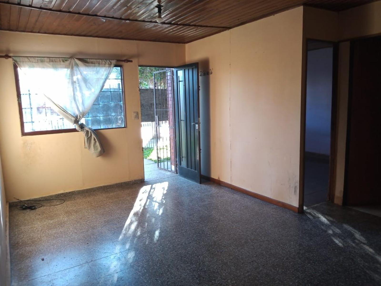 ALQUILER CASA 3 AMBIENTES - C/ENTRADA DE AUTO CUBIERTO - COCINA COMEDOR DIARIO - BAÑO COMPLETO - 2 DORMITORIOS - UNO CON PLACARD EMPOTRADO - JARDIN AL FRENTE. - 7