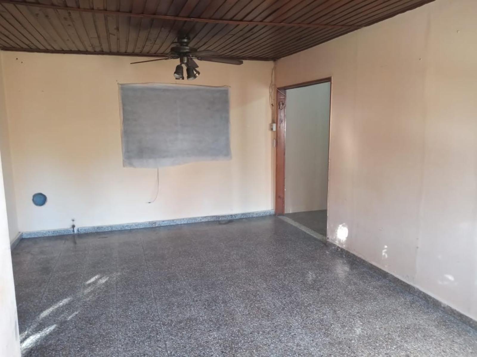 ALQUILER CASA 3 AMBIENTES - C/ENTRADA DE AUTO CUBIERTO - COCINA COMEDOR DIARIO - BAÑO COMPLETO - 2 DORMITORIOS - UNO CON PLACARD EMPOTRADO - JARDIN AL FRENTE. - 8