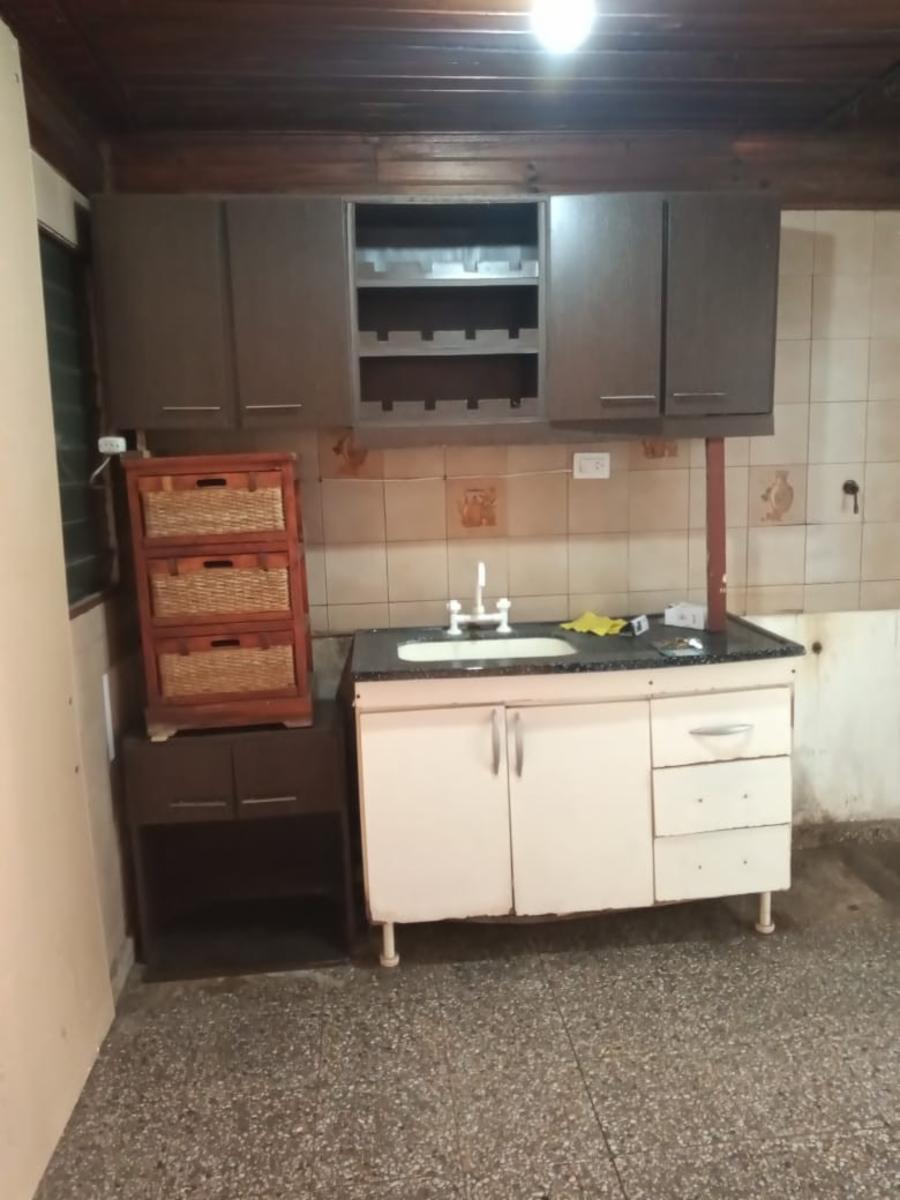 ALQUILER CASA 3 AMBIENTES - C/ENTRADA DE AUTO CUBIERTO - COCINA COMEDOR DIARIO - BAÑO COMPLETO - 2 DORMITORIOS - UNO CON PLACARD EMPOTRADO - JARDIN AL FRENTE. - 10