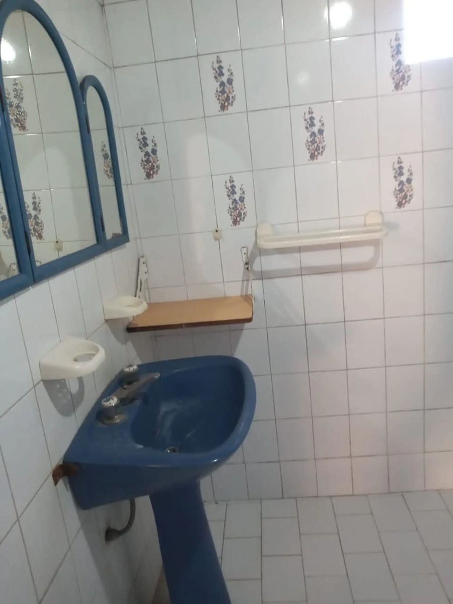ALQUILER CASA 3 AMBIENTES - C/ENTRADA DE AUTO CUBIERTO - COCINA COMEDOR DIARIO - BAÑO COMPLETO - 2 DORMITORIOS - UNO CON PLACARD EMPOTRADO - JARDIN AL FRENTE. - 12