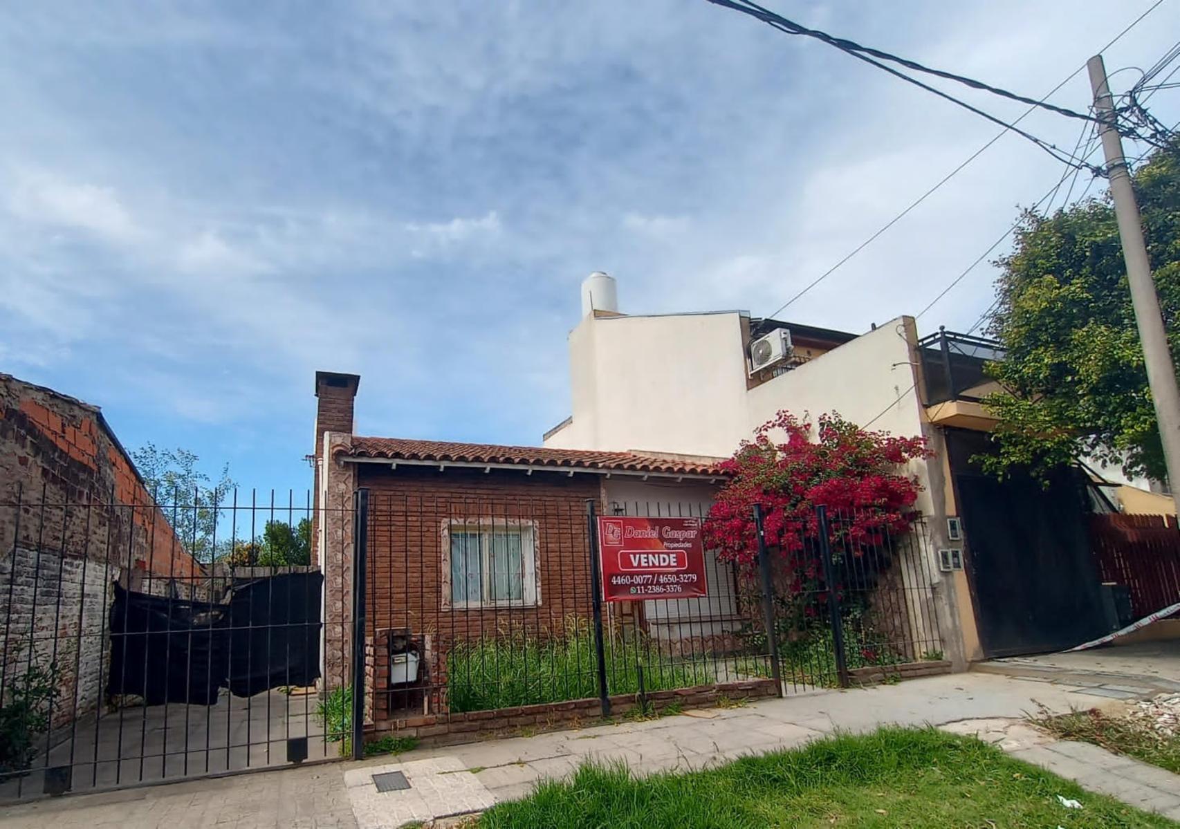 VENTA - OPORTUNIDAD - CASA 3 AMB. LOTE 8.66 X 30 - FONDO LIBRE - CONSULTE