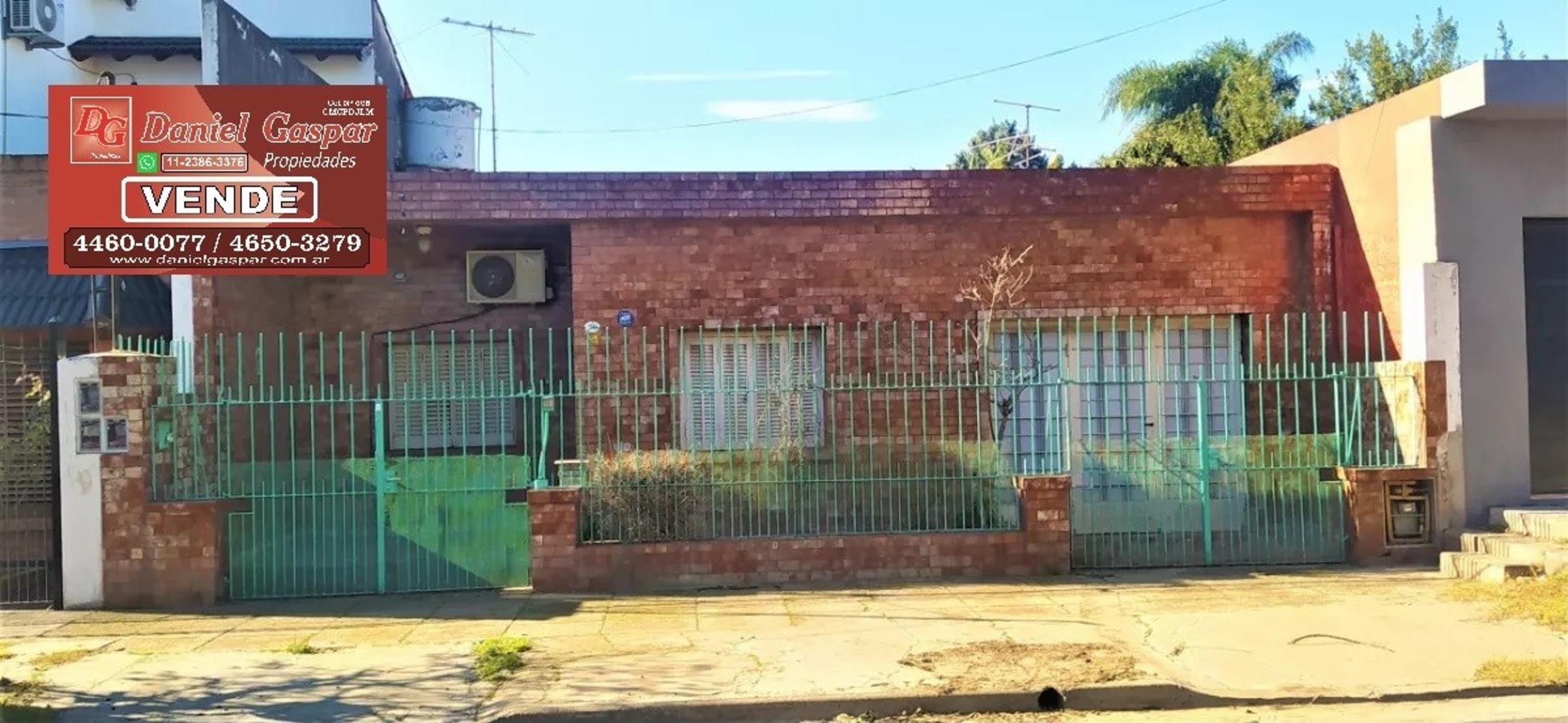 VENTA - CASA 4 AMB. 135M2 CUB./GARAGE/FDO. LIBRE/ LOTE 10X45