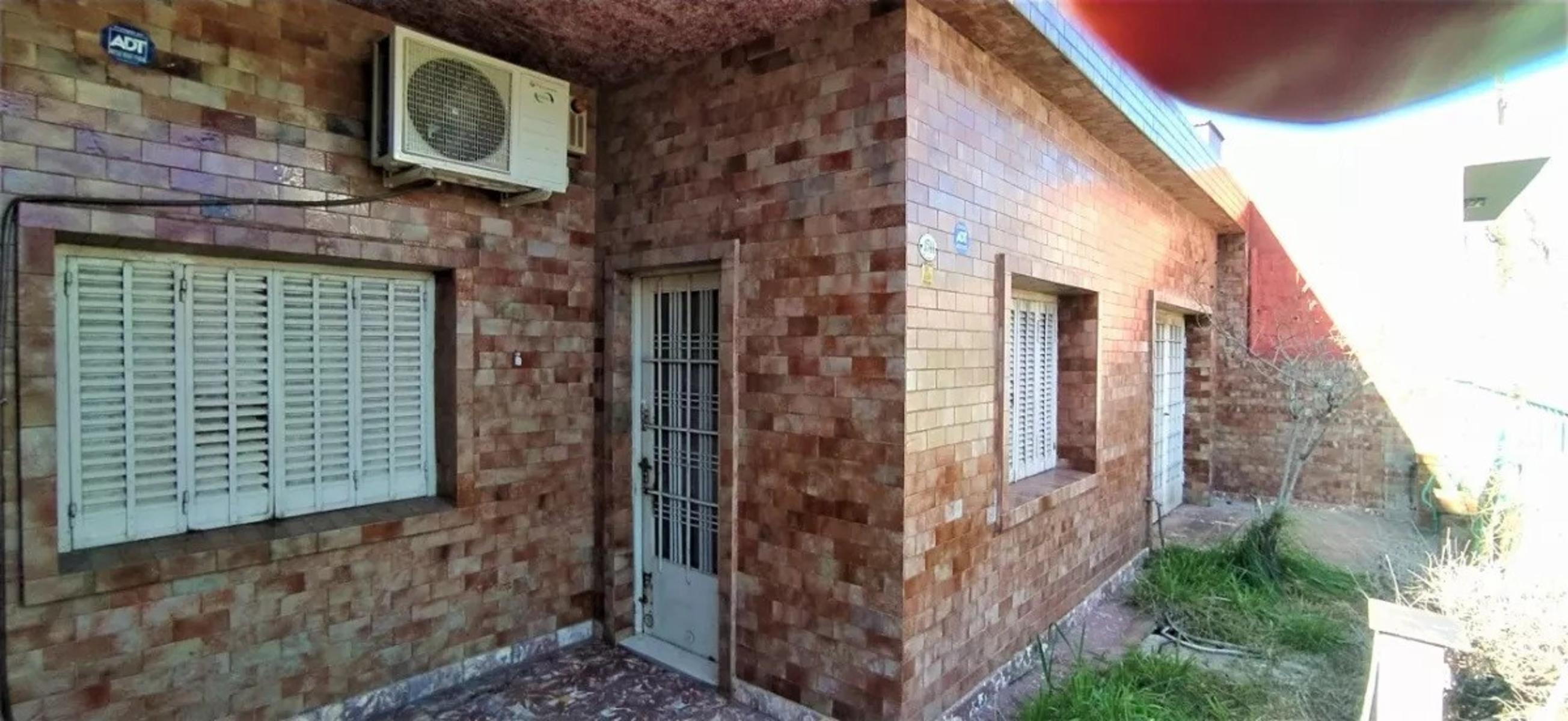 VENTA - CASA 4 AMB. 135M2 CUB./GARAGE/FDO. LIBRE/ LOTE 10X45 — foto 2