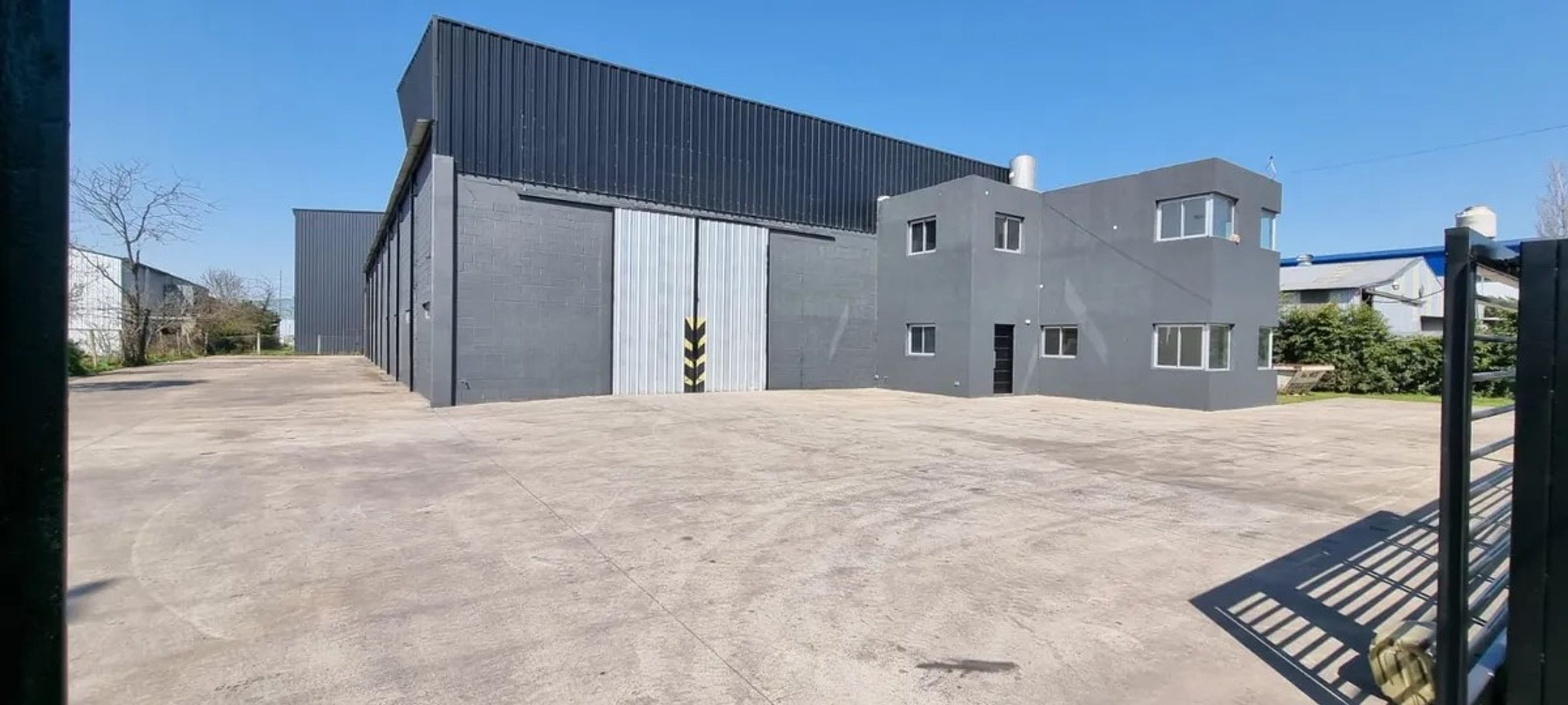 ALQUILER - IMPONENTE GALPÓN / NAVE INDUSTRIAL DE 2.400 M2 TOTALES - 2