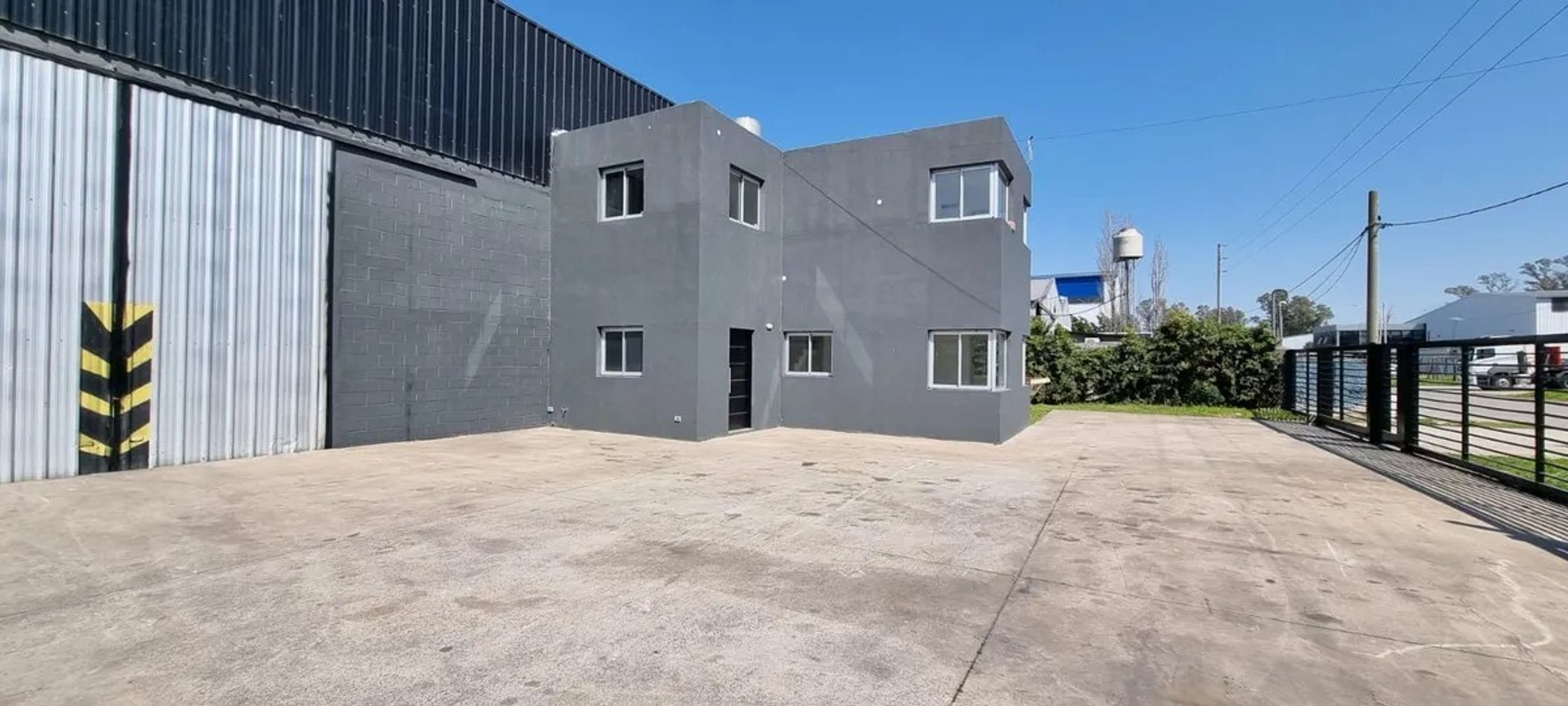 ALQUILER - IMPONENTE GALPÓN / NAVE INDUSTRIAL DE 2.400 M2 TOTALES - 3