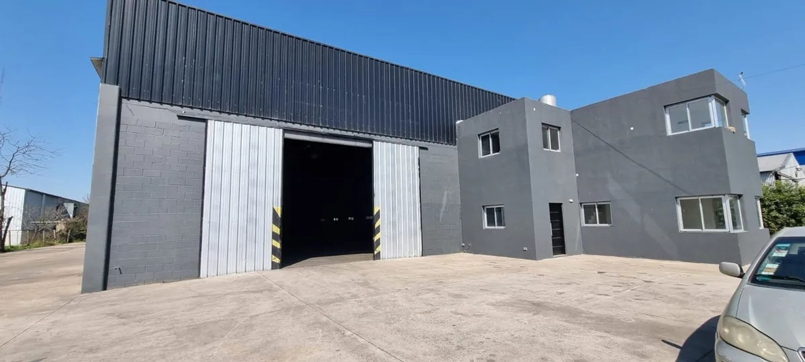 ALQUILER - IMPONENTE GALPÓN / NAVE INDUSTRIAL DE 2.400 M2 TOTALES - 4