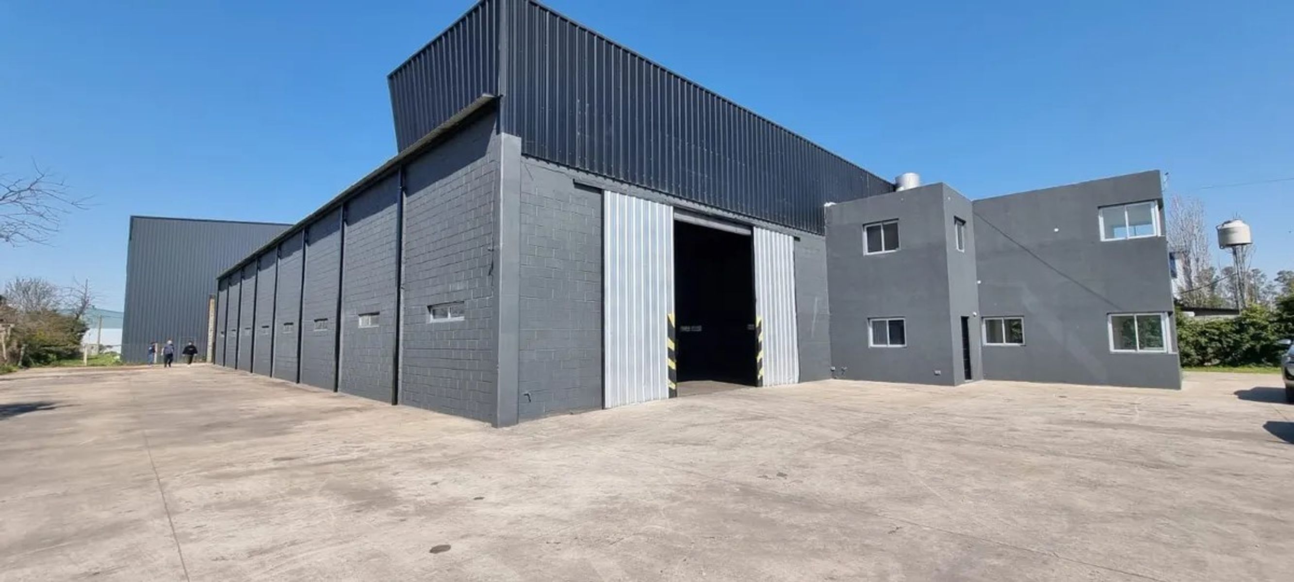 ALQUILER - IMPONENTE GALPÓN / NAVE INDUSTRIAL DE 2.400 M2 TOTALES - 5