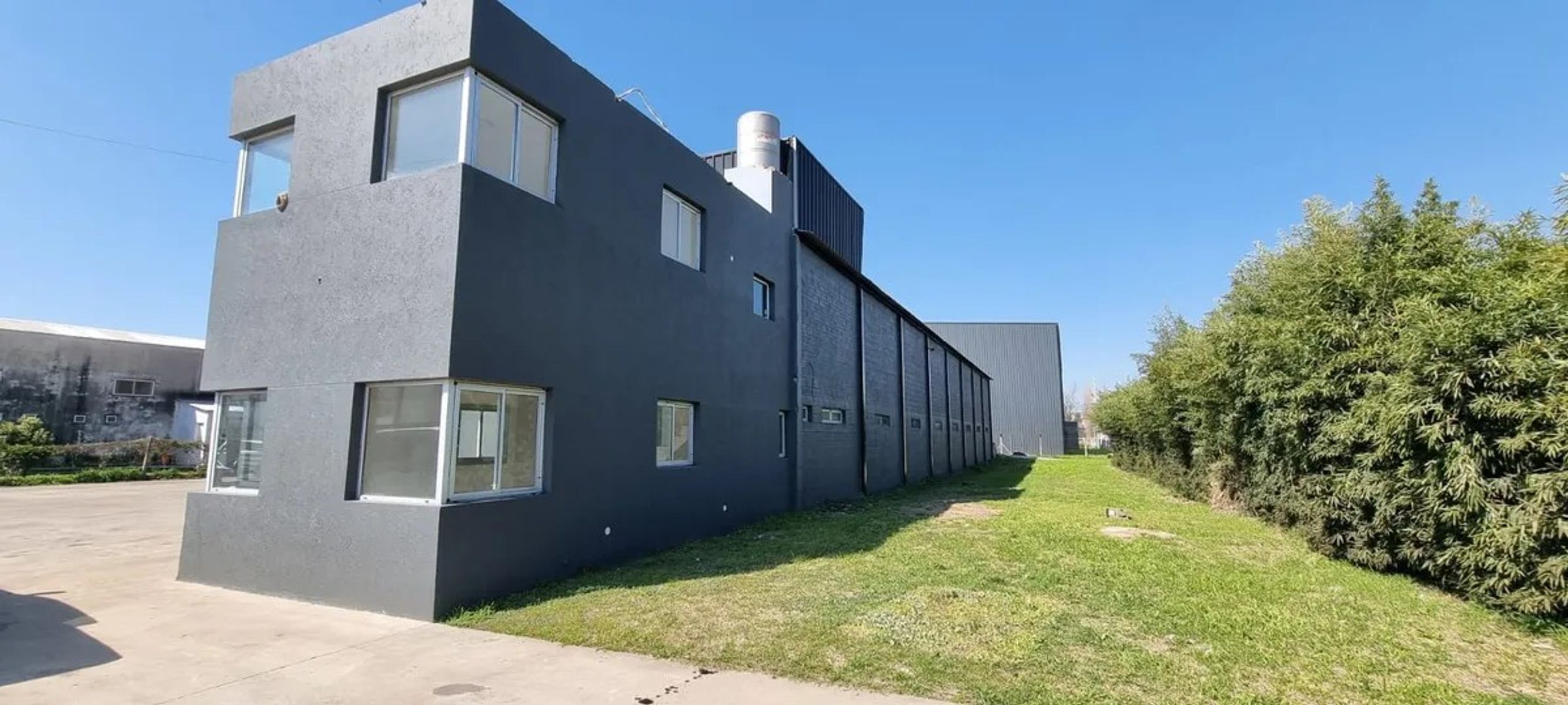 ALQUILER - IMPONENTE GALPÓN / NAVE INDUSTRIAL DE 2.400 M2 TOTALES - 7