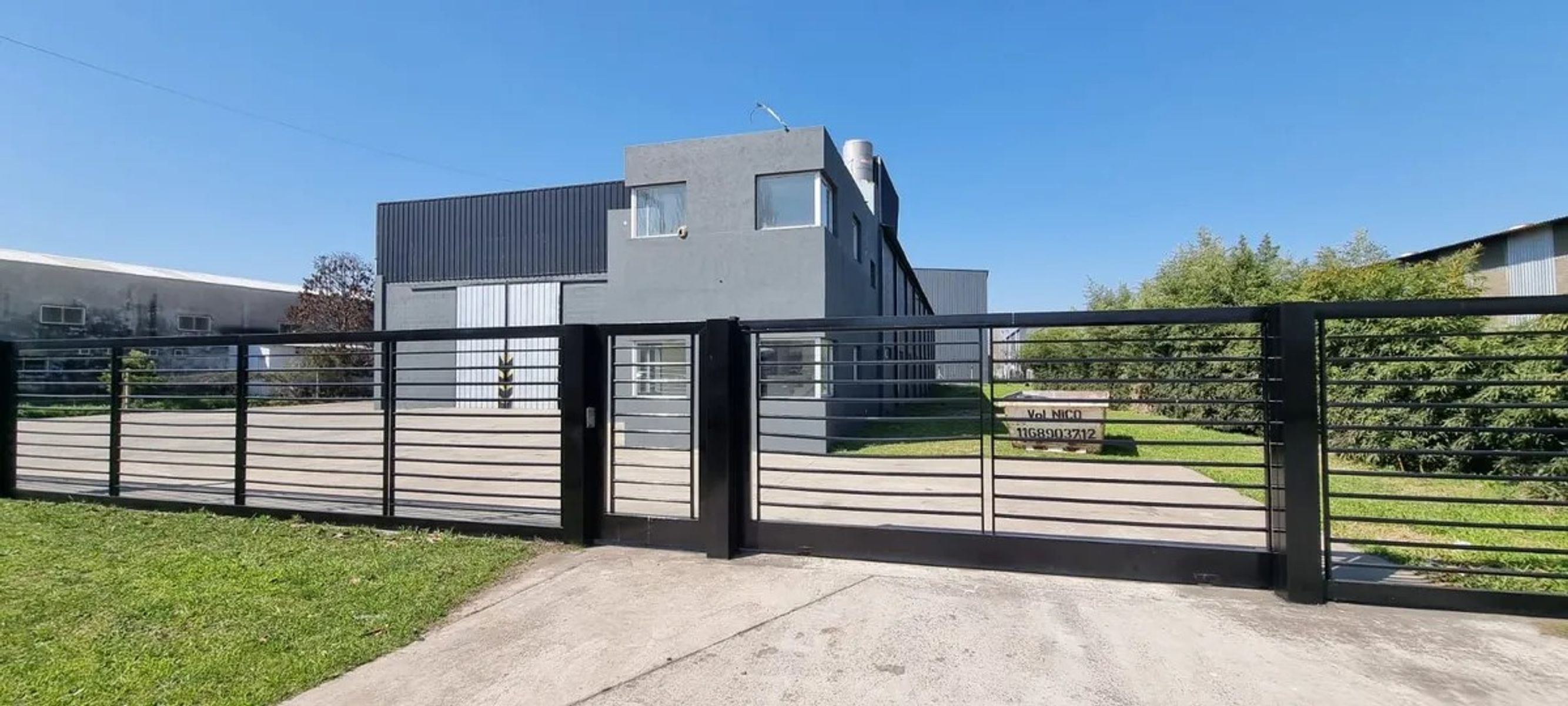 ALQUILER - IMPONENTE GALPÓN / NAVE INDUSTRIAL DE 2.400 M2 TOTALES - 8