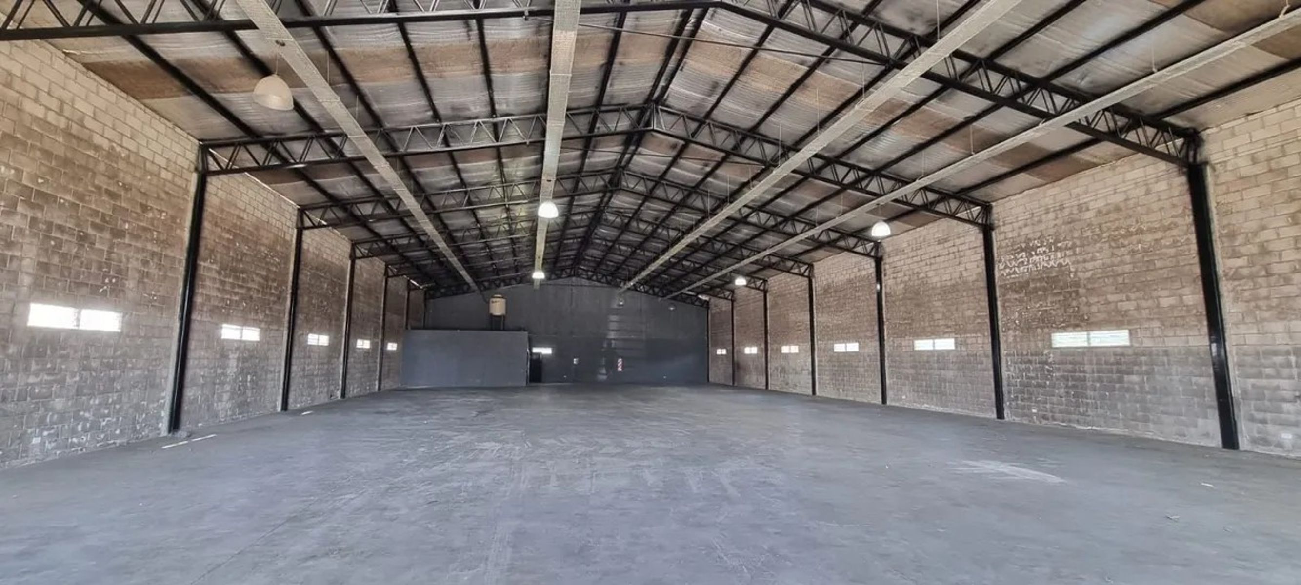ALQUILER - IMPONENTE GALPÓN / NAVE INDUSTRIAL DE 2.400 M2 TOTALES - 10