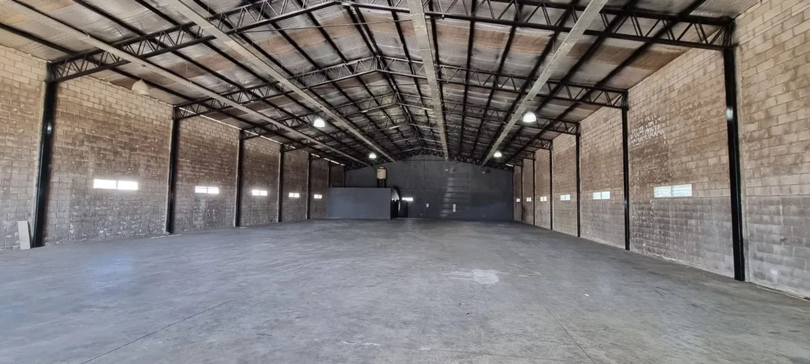 ALQUILER - IMPONENTE GALPÓN / NAVE INDUSTRIAL DE 2.400 M2 TOTALES - 11