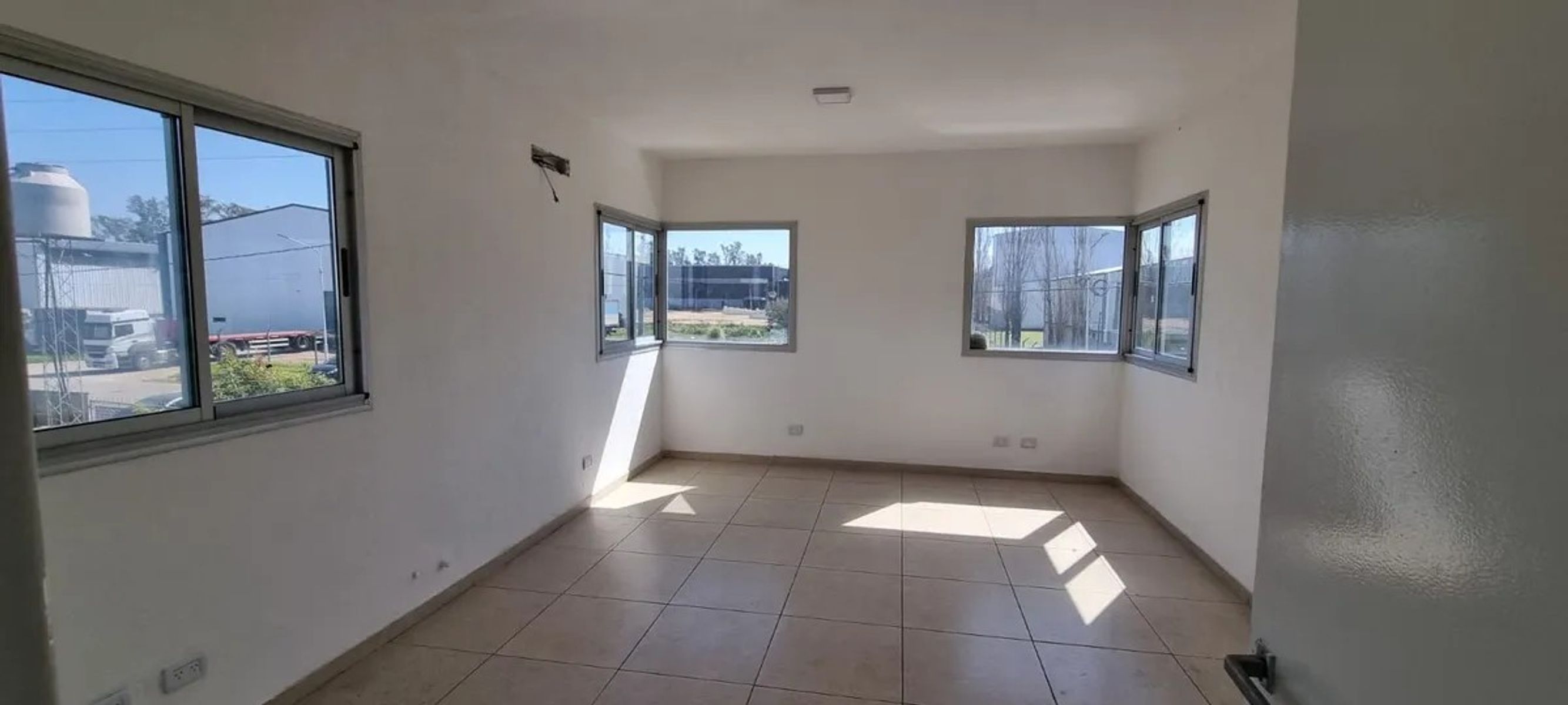 ALQUILER - IMPONENTE GALPÓN / NAVE INDUSTRIAL DE 2.400 M2 TOTALES - 12