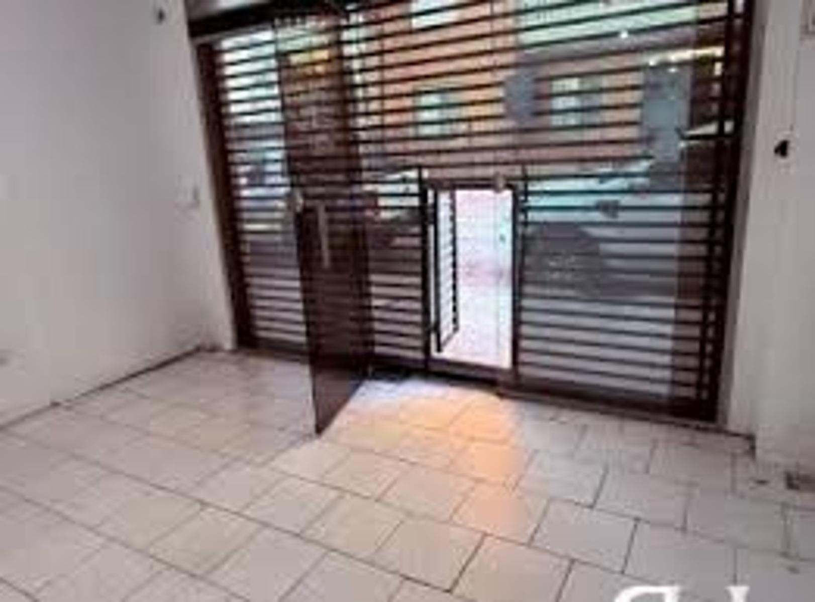 ALQUILER - LOCAL DE 80 M2 - PLENO CENTRO COMERCIAL CASEROS - 2