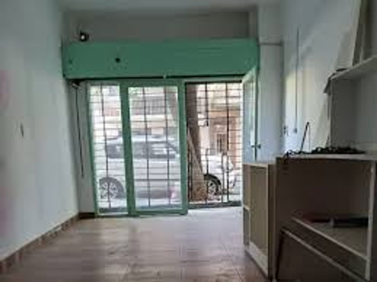 ALQUILER - LOCAL DE 80 M2 - PLENO CENTRO COMERCIAL CASEROS - 3