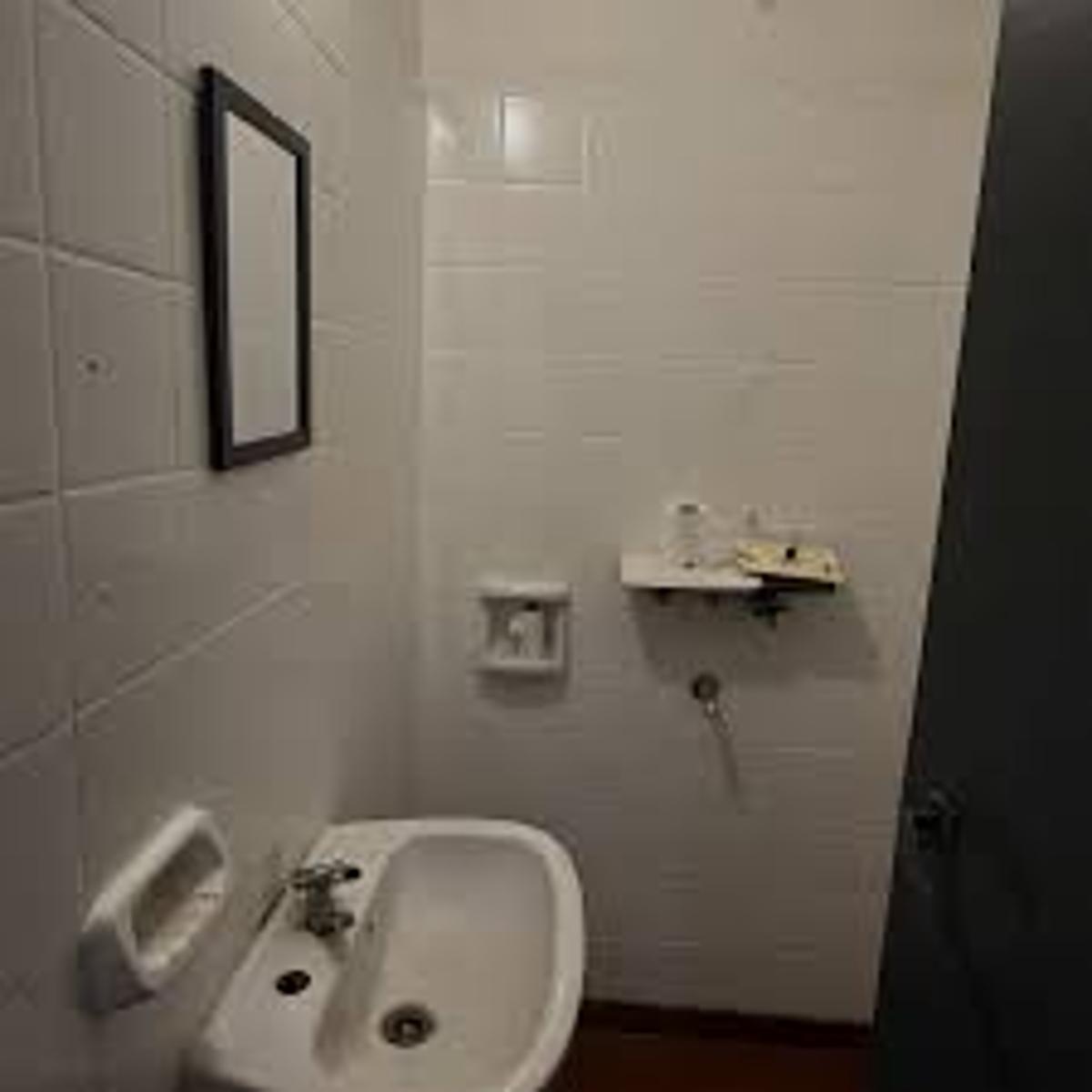 ALQUILER - LOCAL DE 80 M2 - PLENO CENTRO COMERCIAL CASEROS - 4