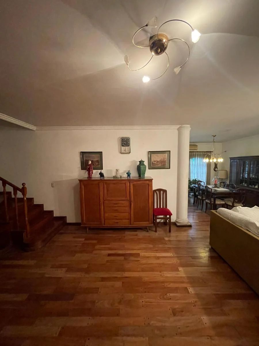 VENTA - IMPRESIONANTE CHALET DE 8 AMBIENTES - CASEROS — foto 2