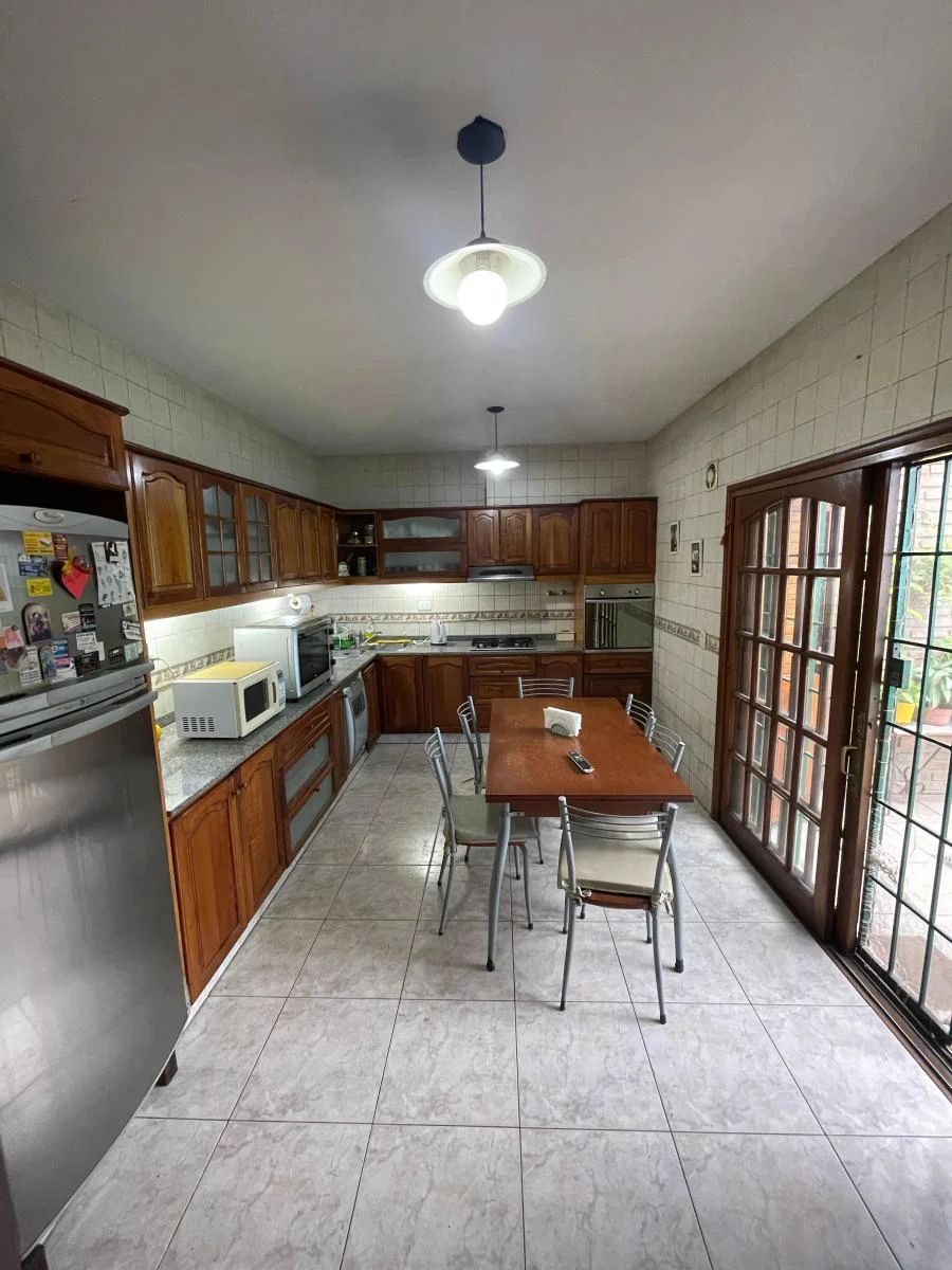 VENTA - IMPRESIONANTE CHALET DE 8 AMBIENTES - CASEROS — foto 6