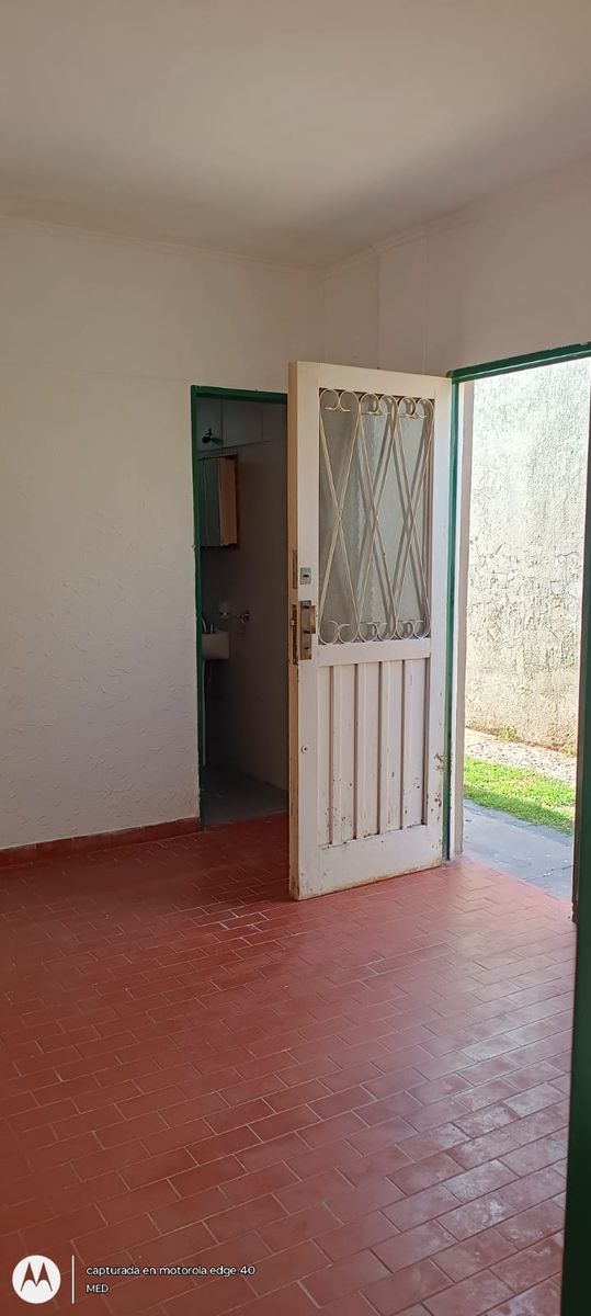 ALQUILER - DEPTO. 2 AMBIENTES C/ENTRADA DE AUTO - AL FRENTE - 2