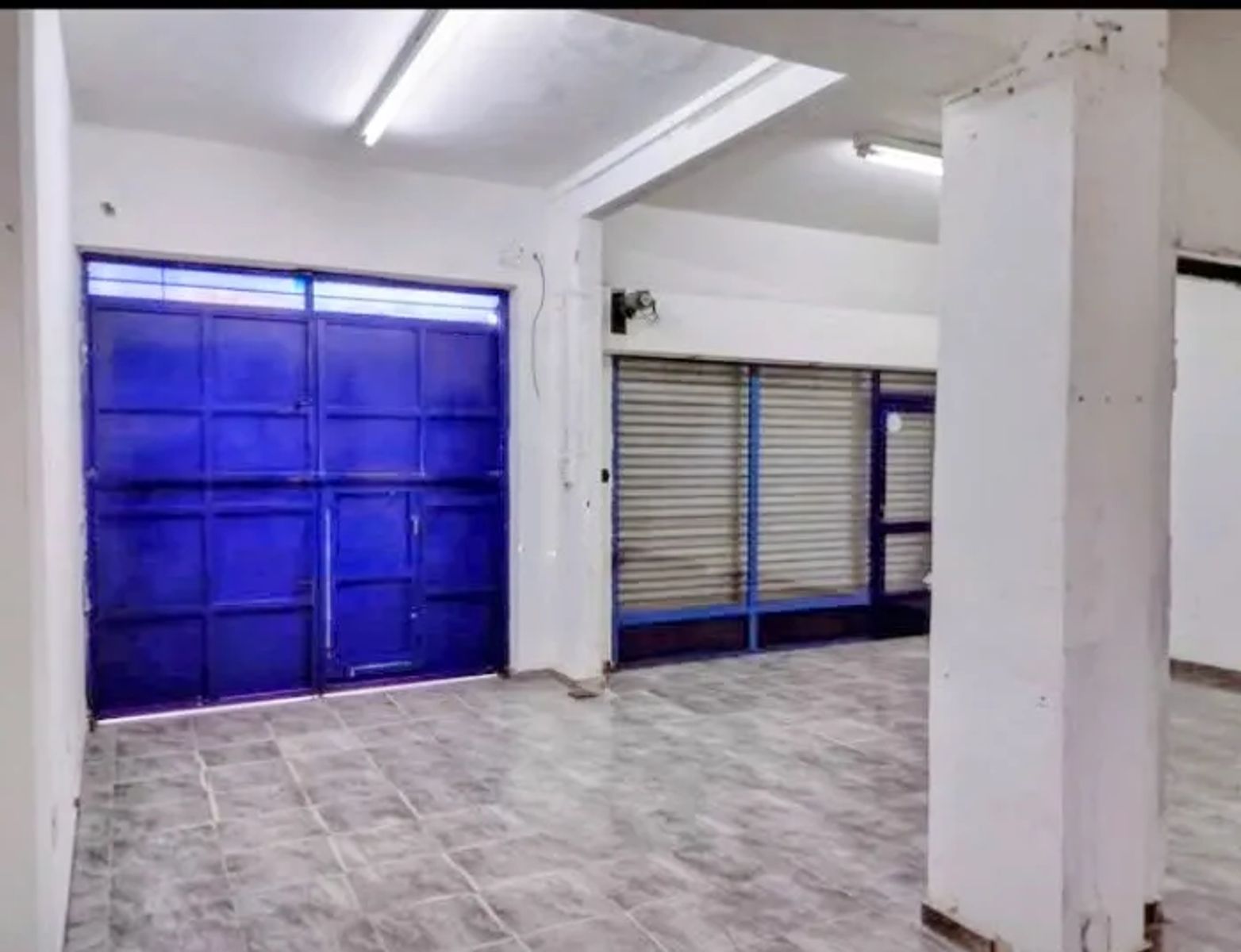 ALQUILER - AMPLIO LOCAL COMERCIAL SOBRE AVENIDA - 2 PLANTAS - 2